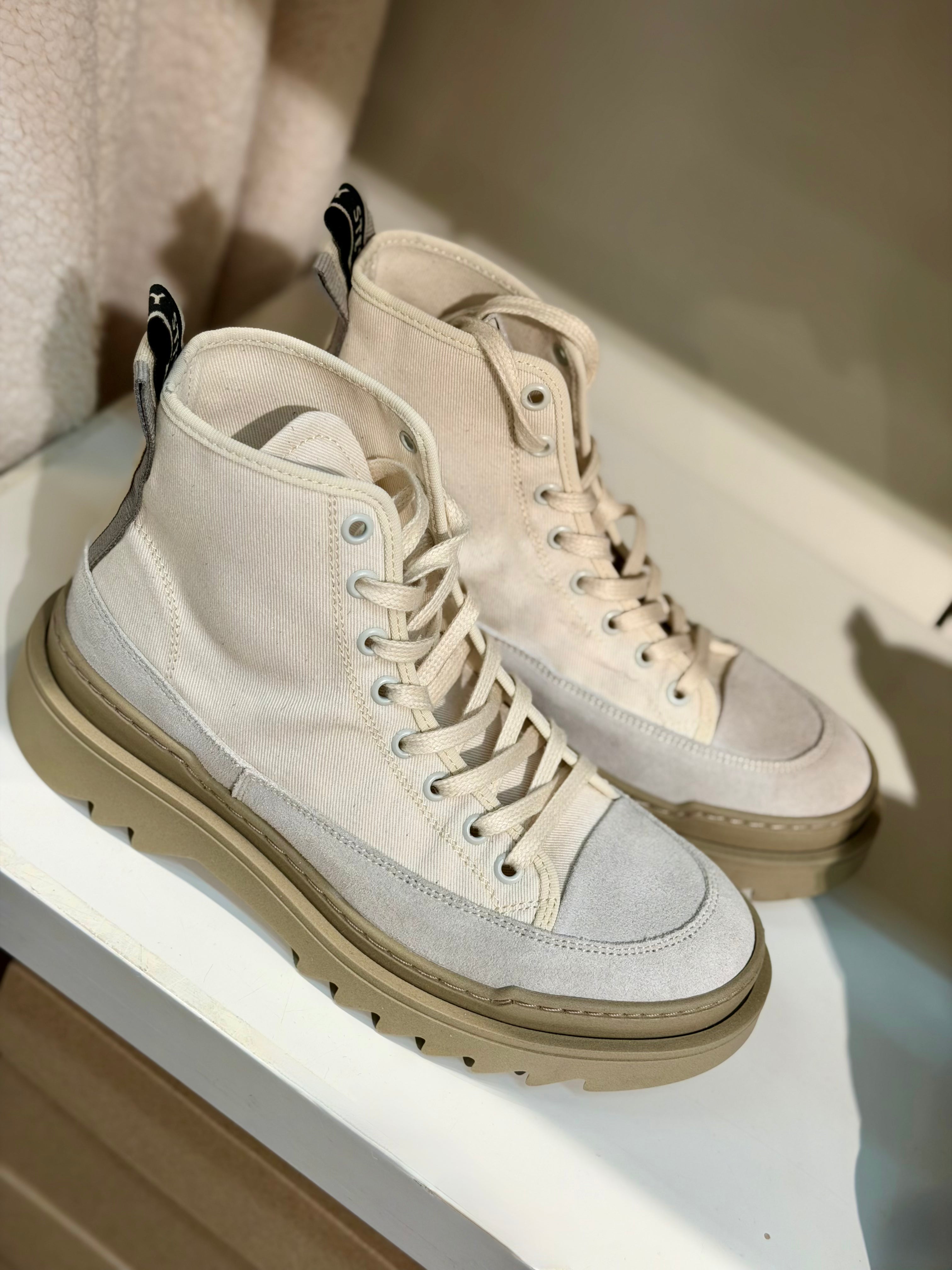 Vaalea beige kanvas tennari yhdistää tennarin ja maiharin. Kevyt naisten kenkä vapaa-aikaan. 