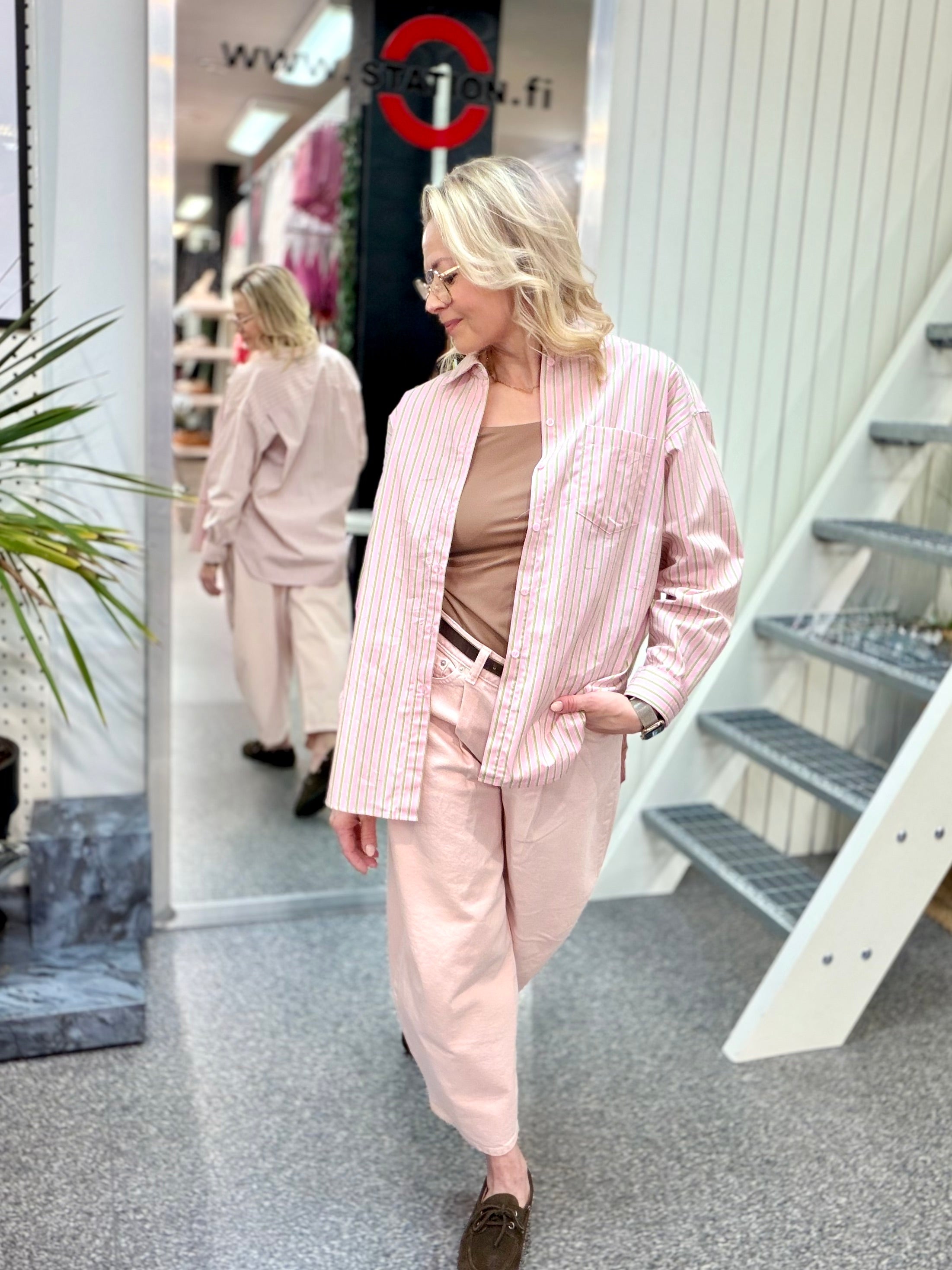 JJXX relax puuvillapaitapusero. Ajaton arkeen, helppo yhdistää. Kaunis väri vaaleanpunainen, vihreillä pystyraidoilla.