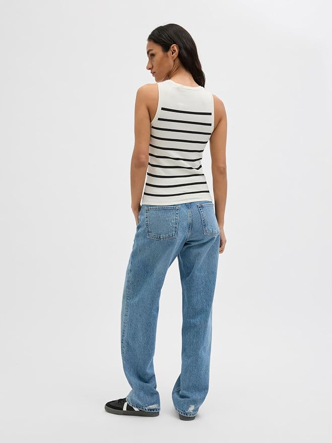 JJXX JXEvelyn Knit Top on hihaton ja joustava neulepusero pyöreällä pääntiellä. Monikäyttöinen malli sopii farkkujen, paitojen ja bleiserin pariksi.
