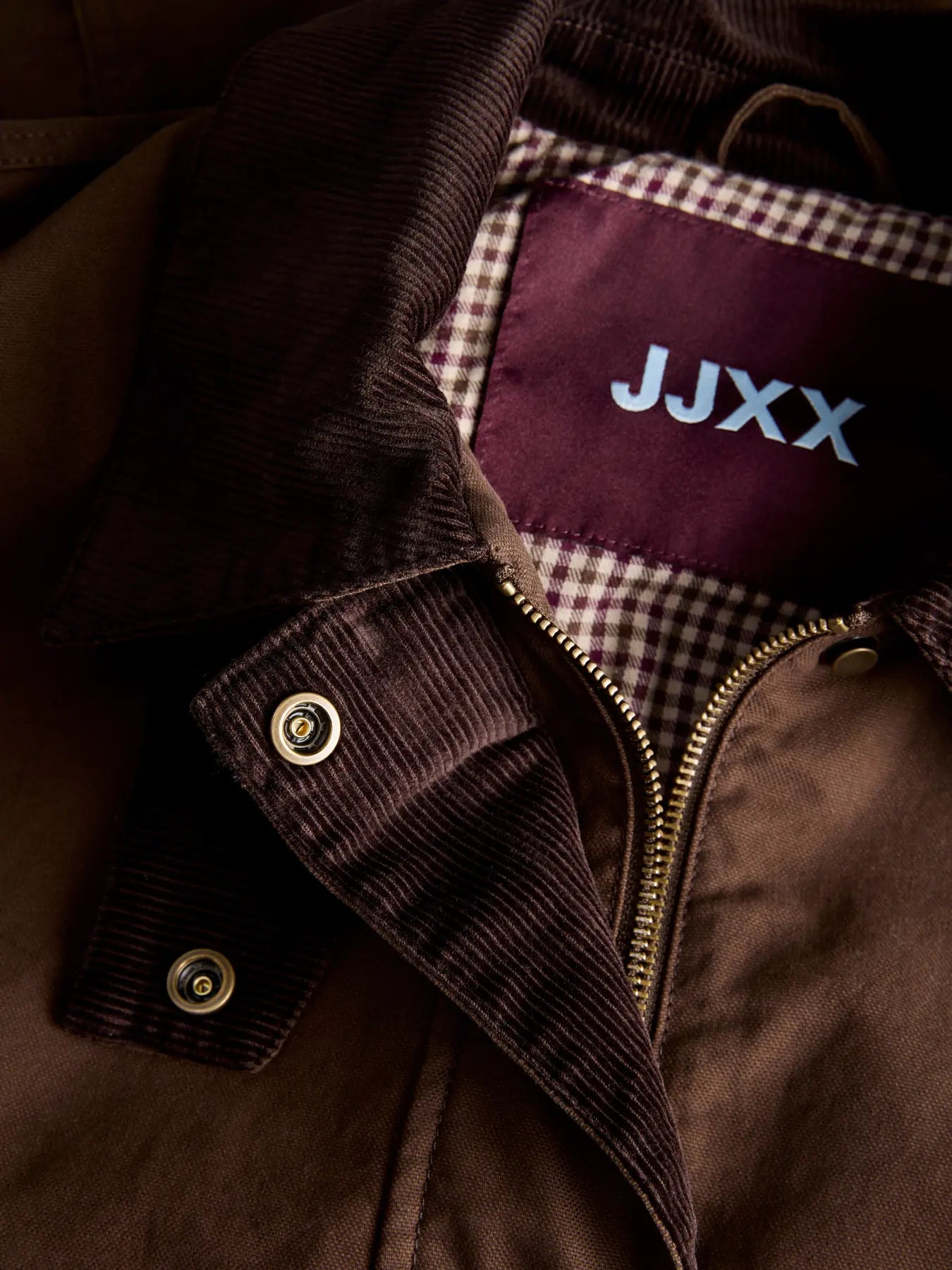 JJXX JXZAGA Jacket on lyhyt puuvillatakki, jossa yhdistyvät utility-tyyli ja ajaton muotoilu. Hengittävä 100 % puuvilla tekee siitä arjen luottotakin.