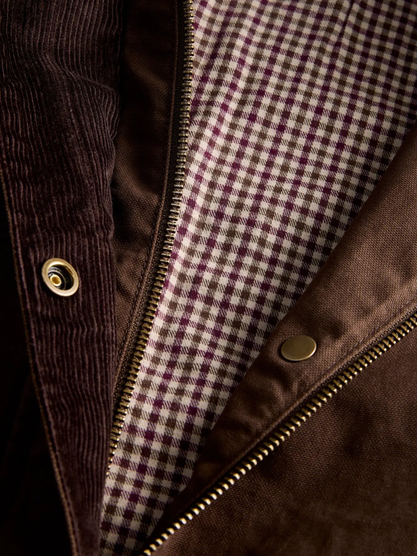 JJXX JXZAGA Jacket on lyhyt puuvillatakki, jossa yhdistyvät utility-tyyli ja ajaton muotoilu. Hengittävä 100 % puuvilla tekee siitä arjen luottotakin.
