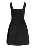 JJXX Caro Smock Dress on kevyt ja huoleton kesämekko, jossa yhdistyvät mukavuus ja tyttömäinen ilme. Smokkirypytetty yläosa mukautuu kauniisti vartalolle, ja helma tuo mekkoon ilmavaa liikettä.