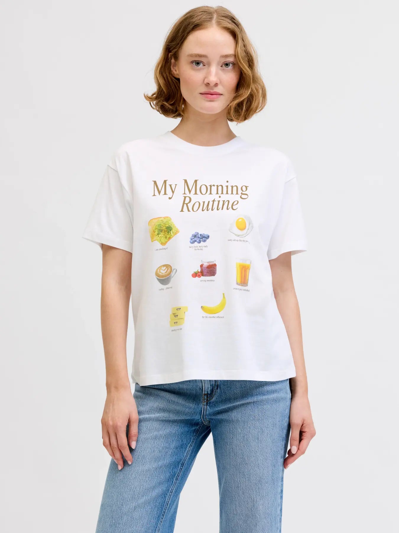 Tämä valkoinen T-paita tuo perusvaatteeseen kiinnostavan lisän. Rento relaxed fit -istuvuus ja pudotetut olkapäät luovat huolettoman siluetin, joka sopii täydellisesti arkeen. Etupuolen printti viimeistelee ilmeen ja tuo mukaan persoonallisen yksityiskohdan.