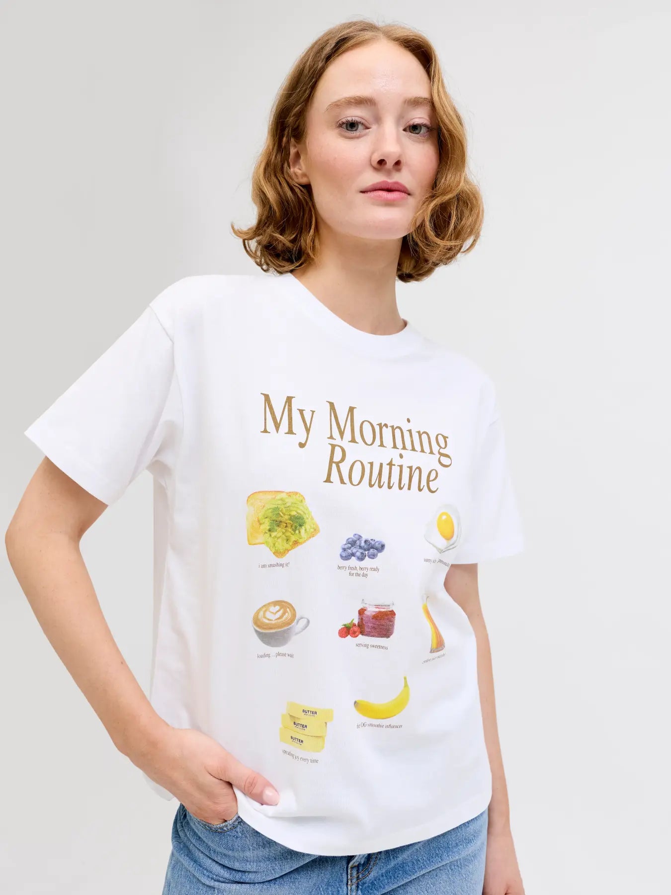 Tämä valkoinen T-paita tuo perusvaatteeseen kiinnostavan lisän. Rento relaxed fit -istuvuus ja pudotetut olkapäät luovat huolettoman siluetin, joka sopii täydellisesti arkeen. Etupuolen printti viimeistelee ilmeen ja tuo mukaan persoonallisen yksityiskohdan.