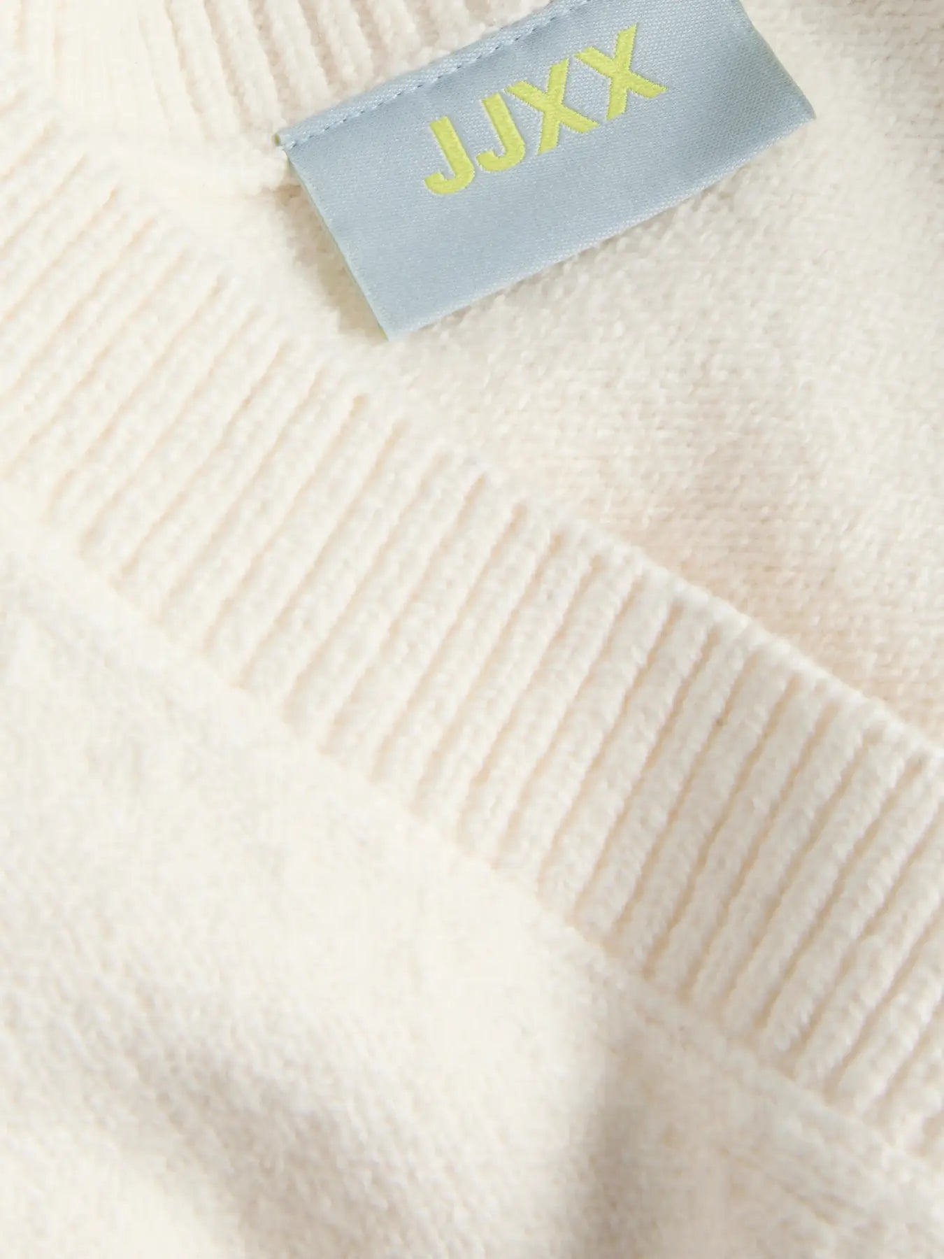 JJXX JXELSA V-Neck Knit on väljä ja pehmeä neule V-pääntiellä ja pudotetuilla olkapäillä. Helppo yhdistää arjen eri tyyleihin.