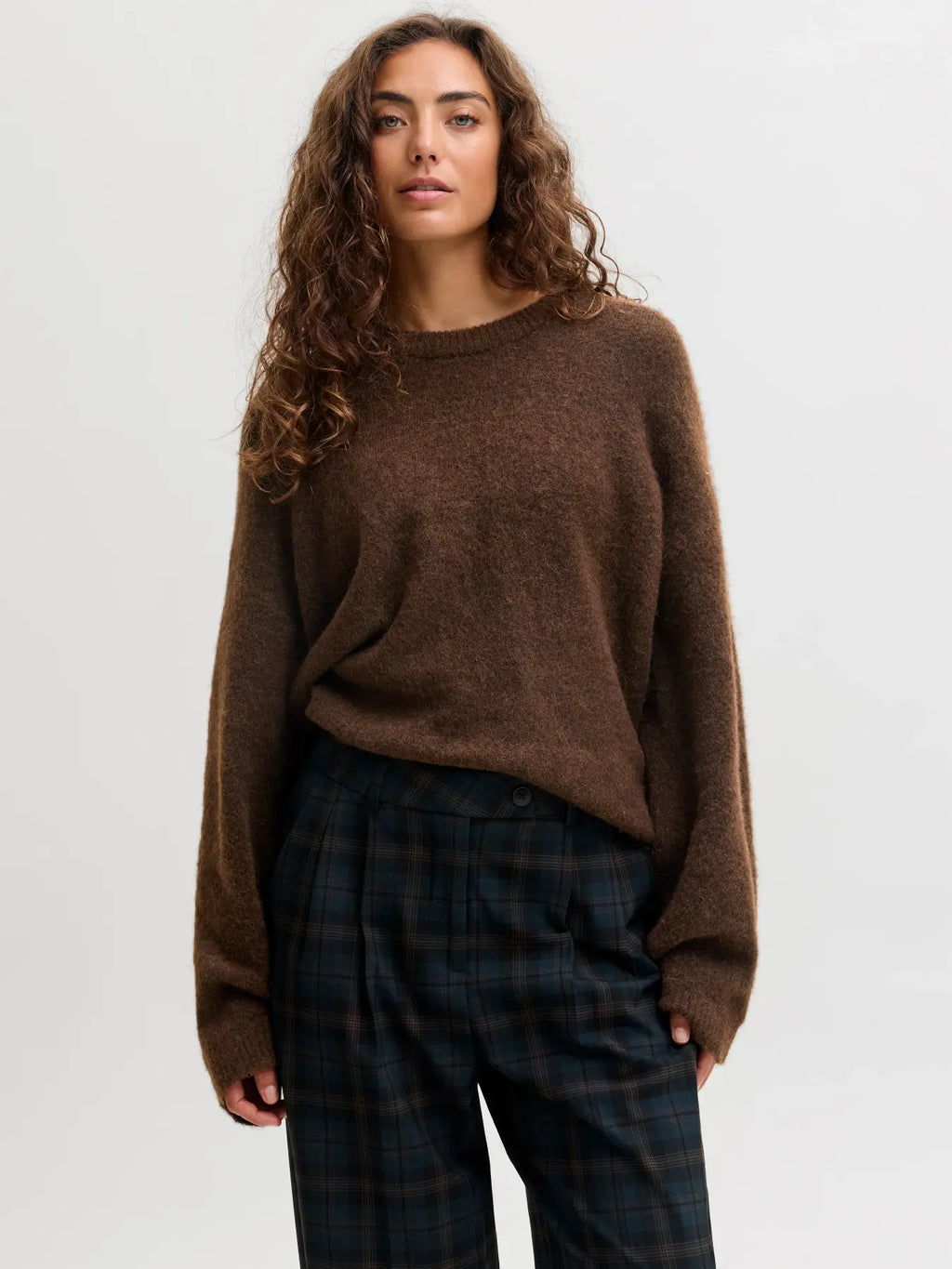 JXMATILDA Wool Blend Crew Neck Knit on rento ja ajaton tummanruskea neule, joka kuuluu vaatekaapin monikäyttöisiin luottovaatteisiin. 