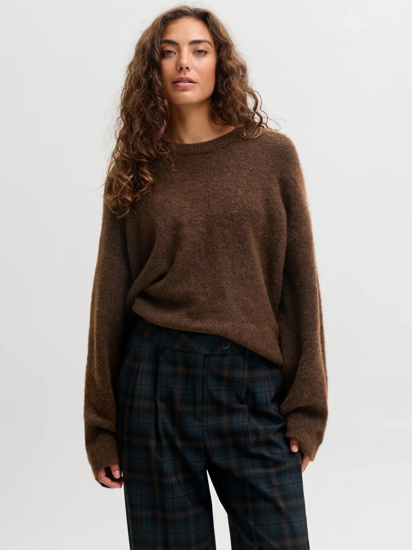 JXMATILDA Wool Blend Crew Neck Knit on rento ja ajaton tummanruskea neule, joka kuuluu vaatekaapin monikäyttöisiin luottovaatteisiin. 