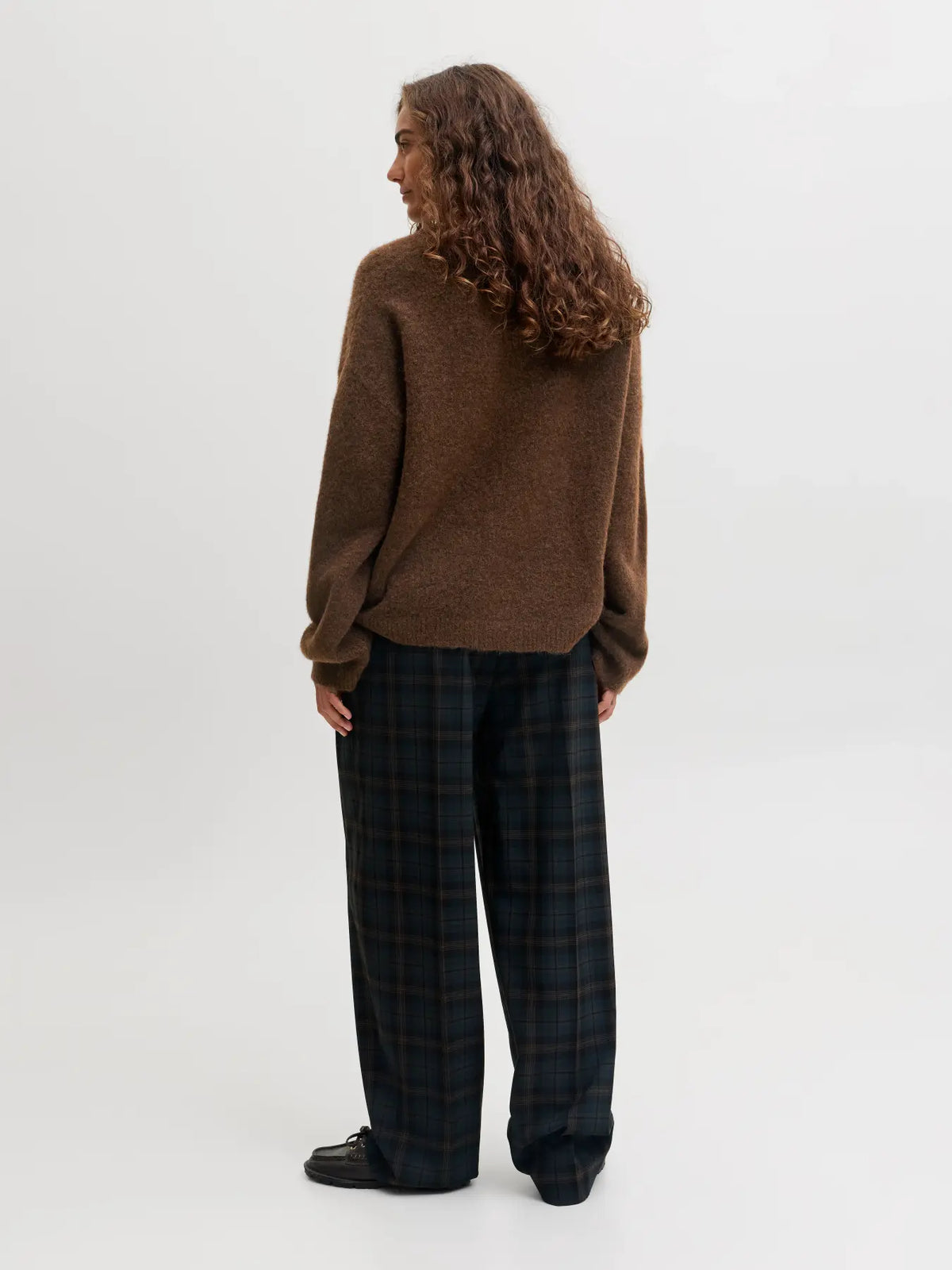 JXMATILDA Wool Blend Crew Neck Knit on rento ja ajaton tummanruskea neule, joka kuuluu vaatekaapin monikäyttöisiin luottovaatteisiin. 