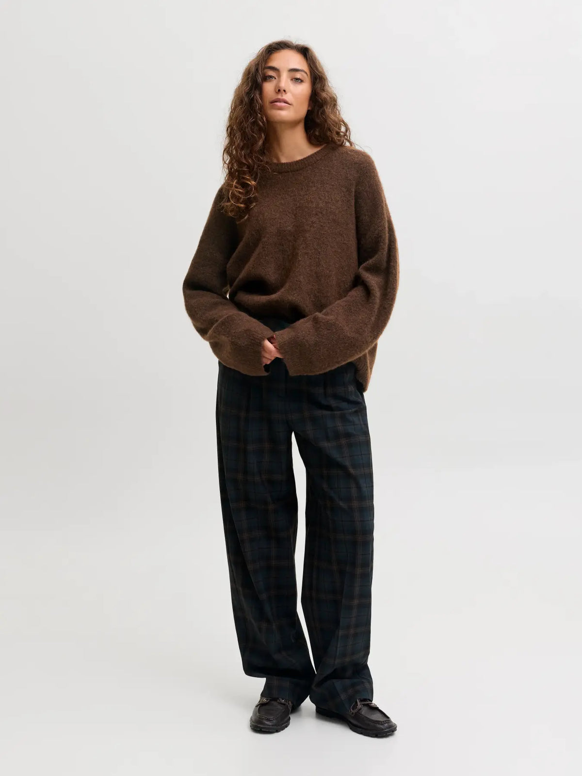 JXMATILDA Wool Blend Crew Neck Knit on rento ja ajaton tummanruskea neule, joka kuuluu vaatekaapin monikäyttöisiin luottovaatteisiin. 
