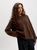 JXMATILDA Wool Blend Crew Neck Knit on rento ja ajaton tummanruskea neule, joka kuuluu vaatekaapin monikäyttöisiin luottovaatteisiin. 