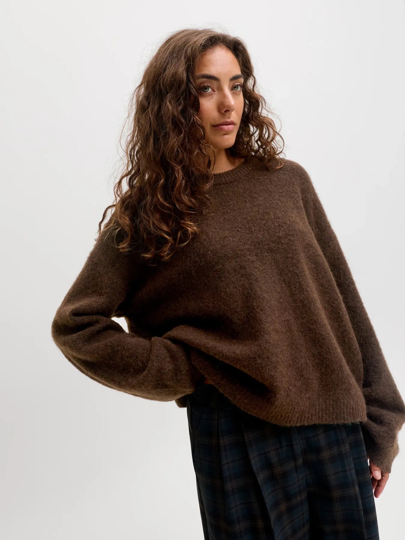 JXMATILDA Wool Blend Crew Neck Knit on rento ja ajaton tummanruskea neule, joka kuuluu vaatekaapin monikäyttöisiin luottovaatteisiin. 