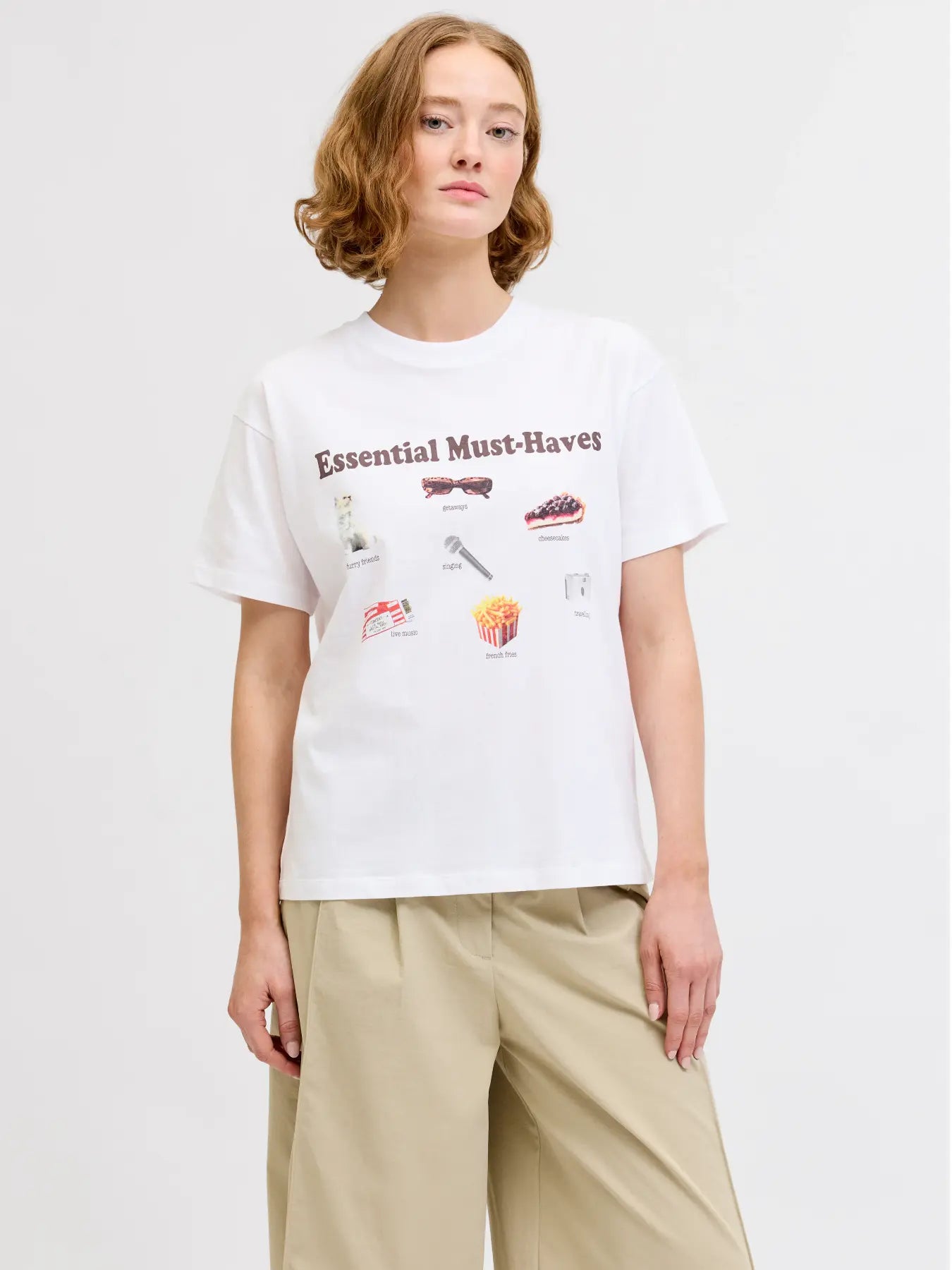Tämä valkoinen T-paita tuo perusvaatteeseen kiinnostavan lisän. Rento relaxed fit -istuvuus ja pudotetut olkapäät luovat huolettoman siluetin, joka sopii täydellisesti arkeen. Etupuolen printti viimeistelee ilmeen ja tuo mukaan persoonallisen yksityiskohdan.