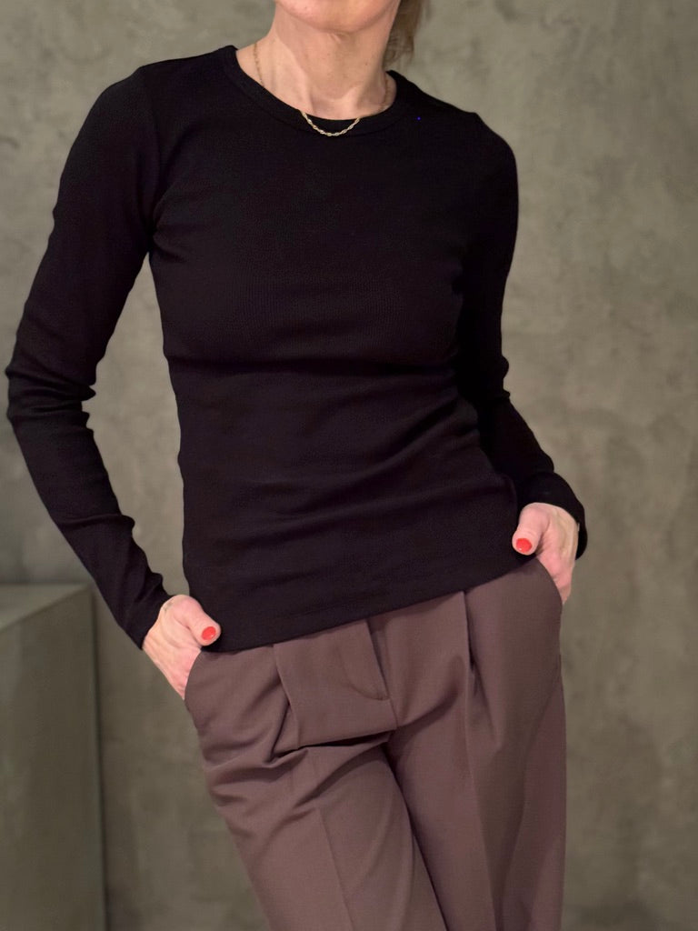 Ribbineuloksinen trikoo. Erittäinen joustava ja miellyttävä O-aukkoinen paita.