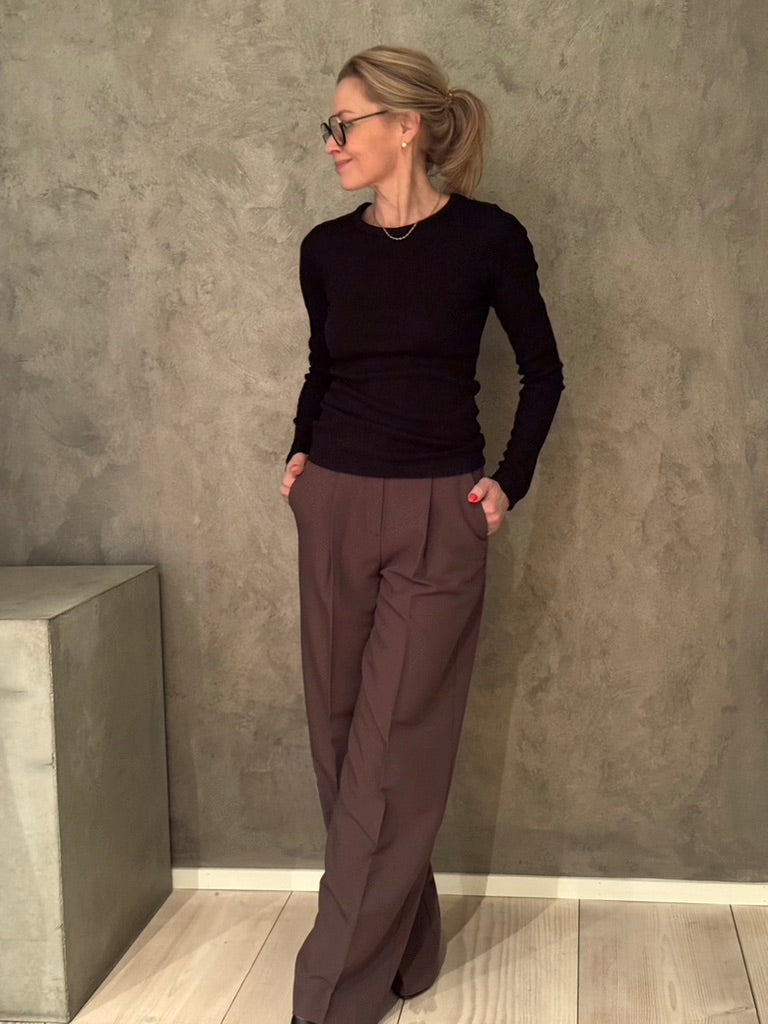 Ribbineuloksinen trikoo. Erittäinen joustava ja miellyttävä O-aukkoinen paita.