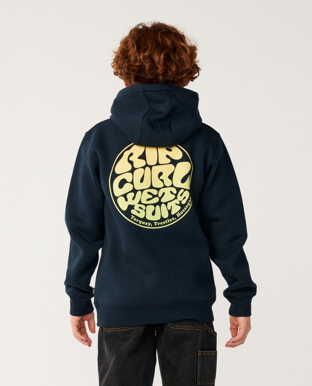 Wetsuit Icon Hood -huppari nuorille. Pehmeä fleececollege, huppu, näyttävä logo ja Standard Fit -mitoitus rentoon arkeen.