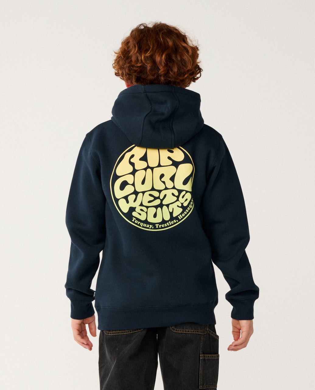 Wetsuit Icon Hood -huppari nuorille. Pehmeä fleececollege, huppu, näyttävä logo ja Standard Fit -mitoitus rentoon arkeen.