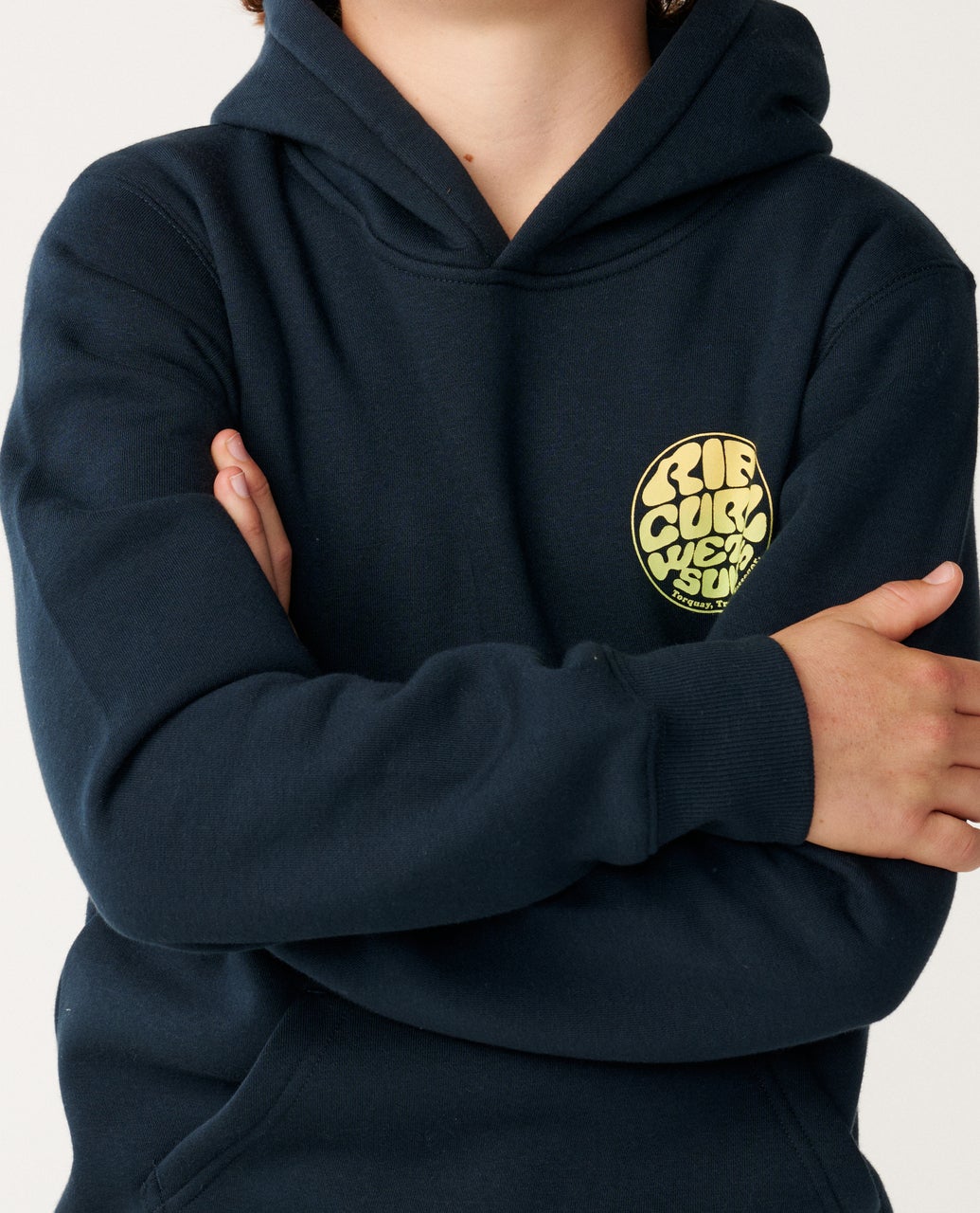 Wetsuit Icon Hood -huppari nuorille. Pehmeä fleececollege, huppu, näyttävä logo ja Standard Fit -mitoitus rentoon arkeen.
