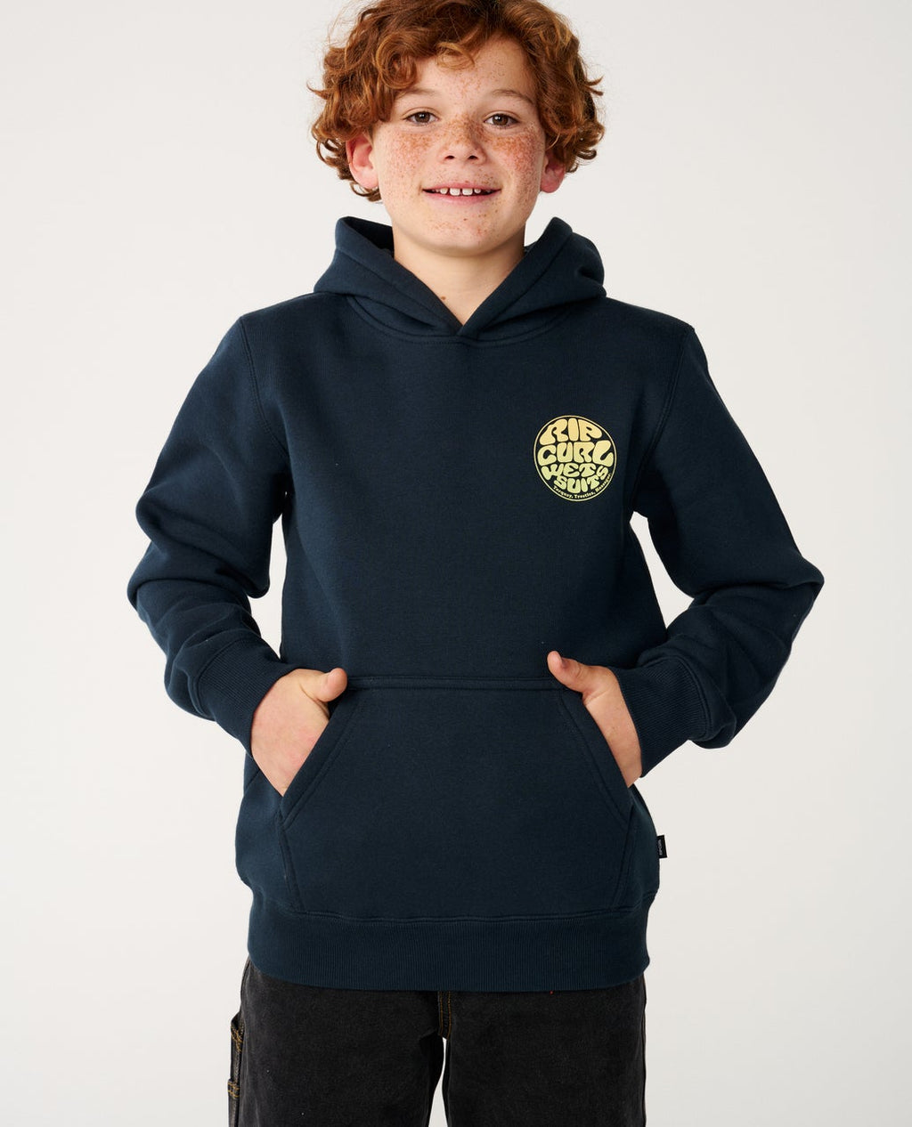 Wetsuit Icon Hood -huppari nuorille. Pehmeä fleececollege, huppu, näyttävä logo ja Standard Fit -mitoitus rentoon arkeen.