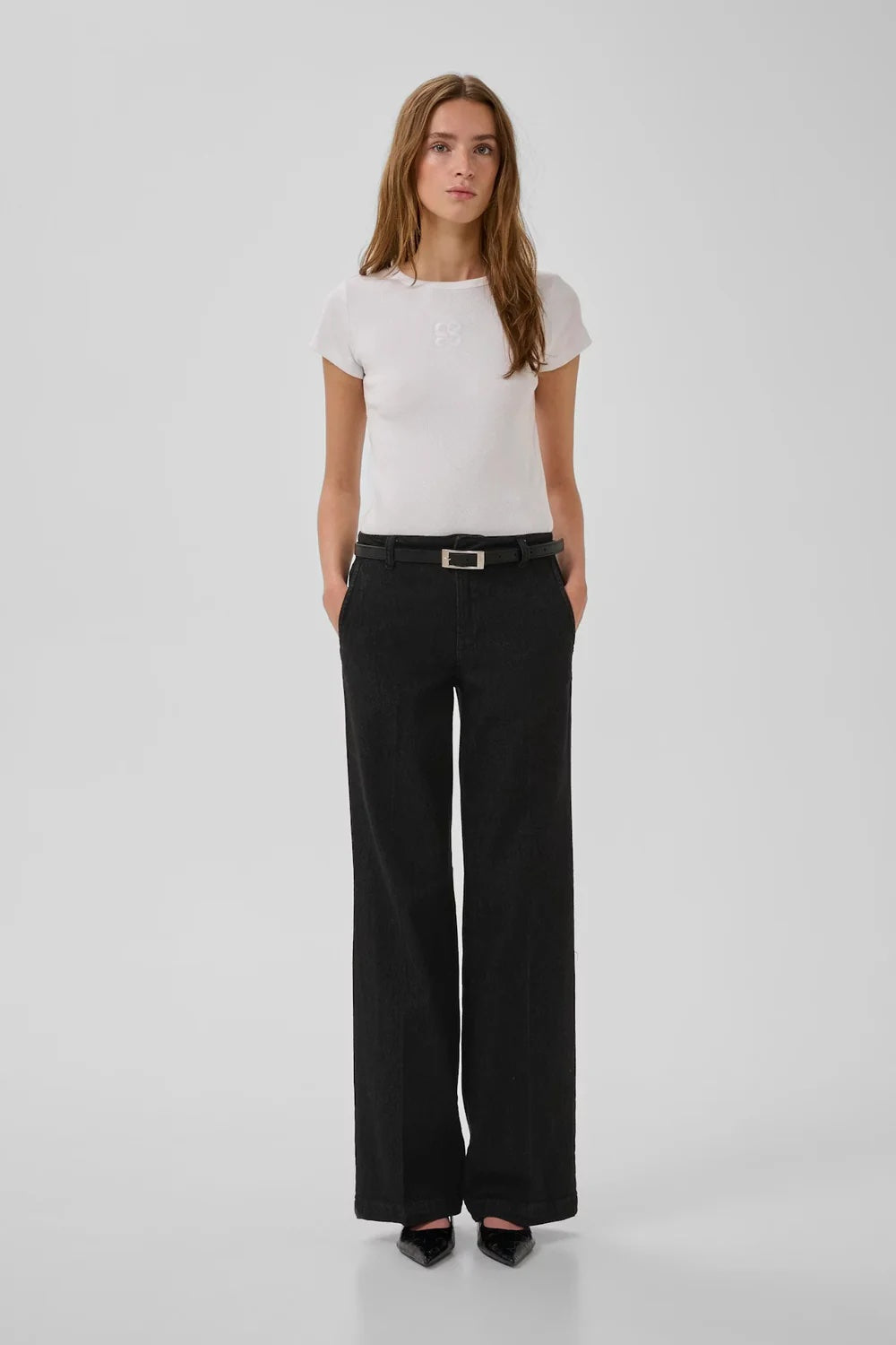 Täydelliset farkut, kun haluat mukavuutta ilman kompromisseja tyylissä. Leveälahkeinen malli ja medium-korkuinen vyötärö tekevät istuvuudesta imartelevan ja helposti yhdisteltävän.
