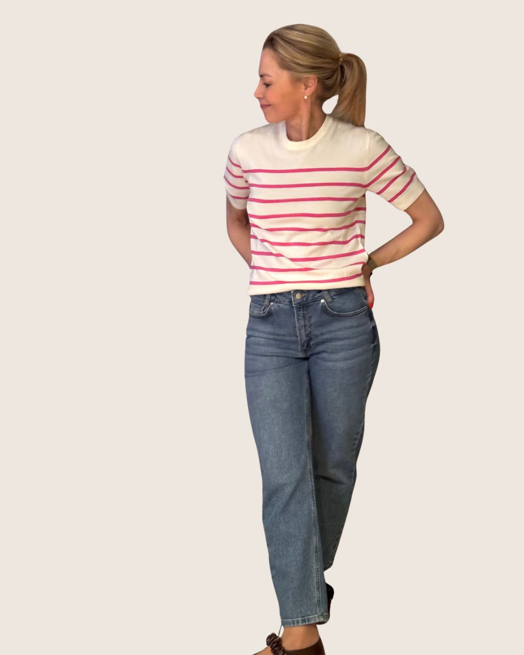 Tämä klassinen lyhythihainen neulepaita sopii täydellisesti kaikkiin asukokonaisuuksiin. Pehmeä ja joustava neulos tuntuu miellyttävältä päällä.