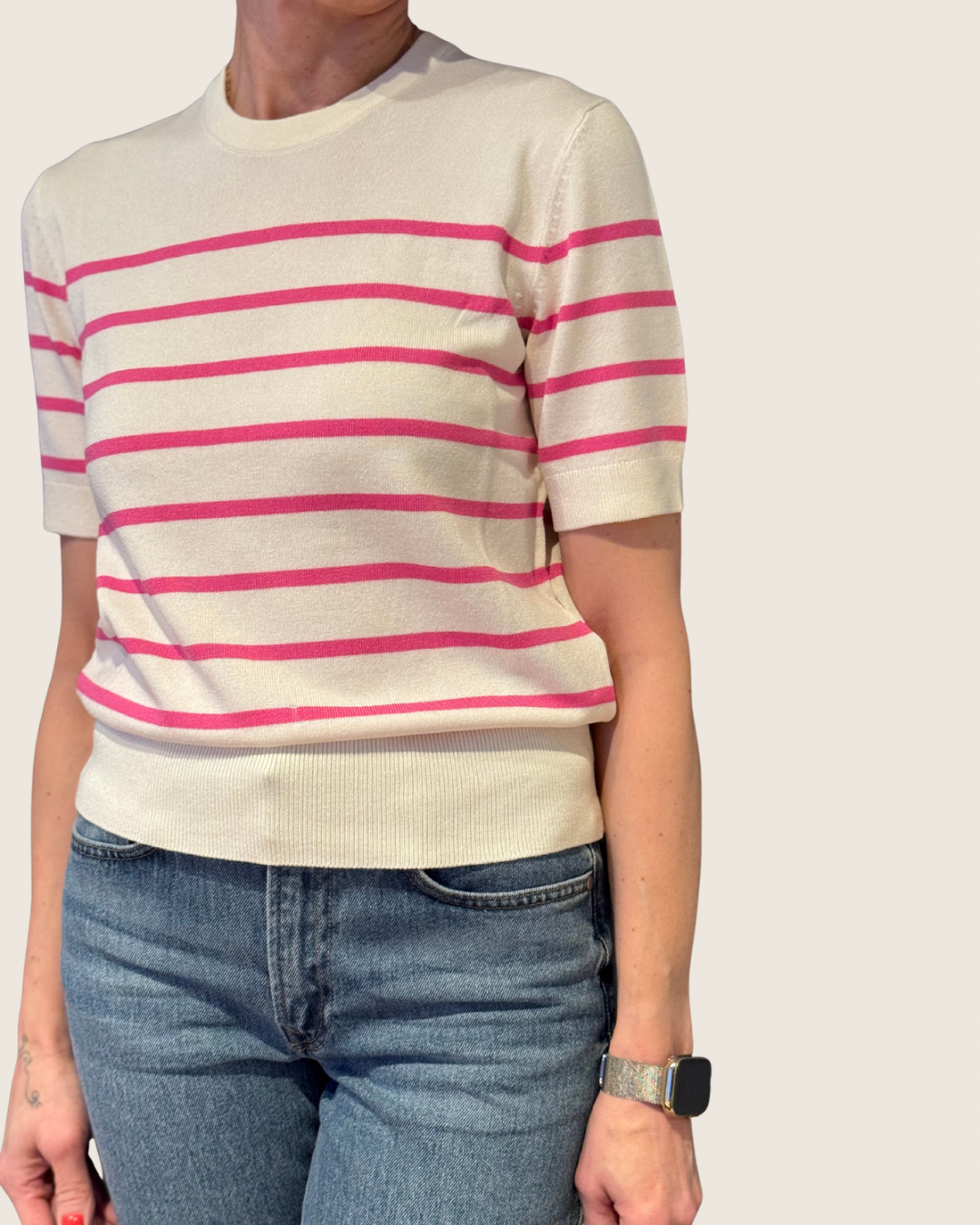 Tämä klassinen lyhythihainen neulepaita sopii täydellisesti kaikkiin asukokonaisuuksiin. Pehmeä ja joustava neulos tuntuu miellyttävältä päällä.