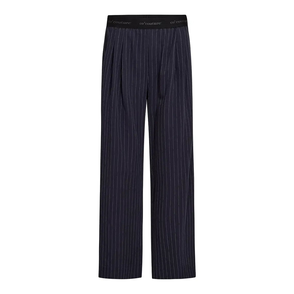 Co’Couture LicaCC Pin Pant -housut tummansinisellä liituraitakuosilla. Korkea vyötärö, leveät lahkeet ja mukava kuminauharesori.