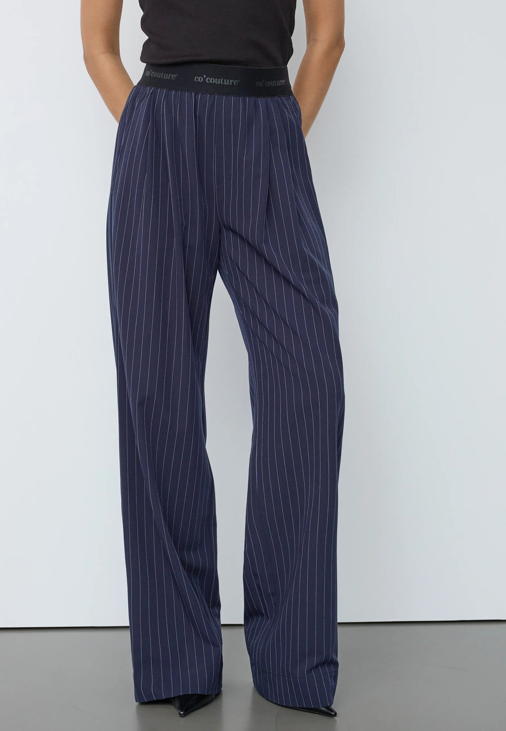 Co’Couture LicaCC Pin Pant -housut tummansinisellä liituraitakuosilla. Korkea vyötärö, leveät lahkeet ja mukava kuminauharesori.