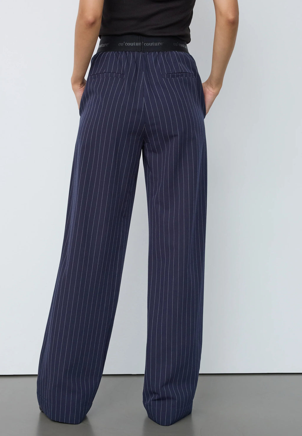 Co’Couture LicaCC Pin Pant -housut tummansinisellä liituraitakuosilla. Korkea vyötärö, leveät lahkeet ja mukava kuminauharesori.