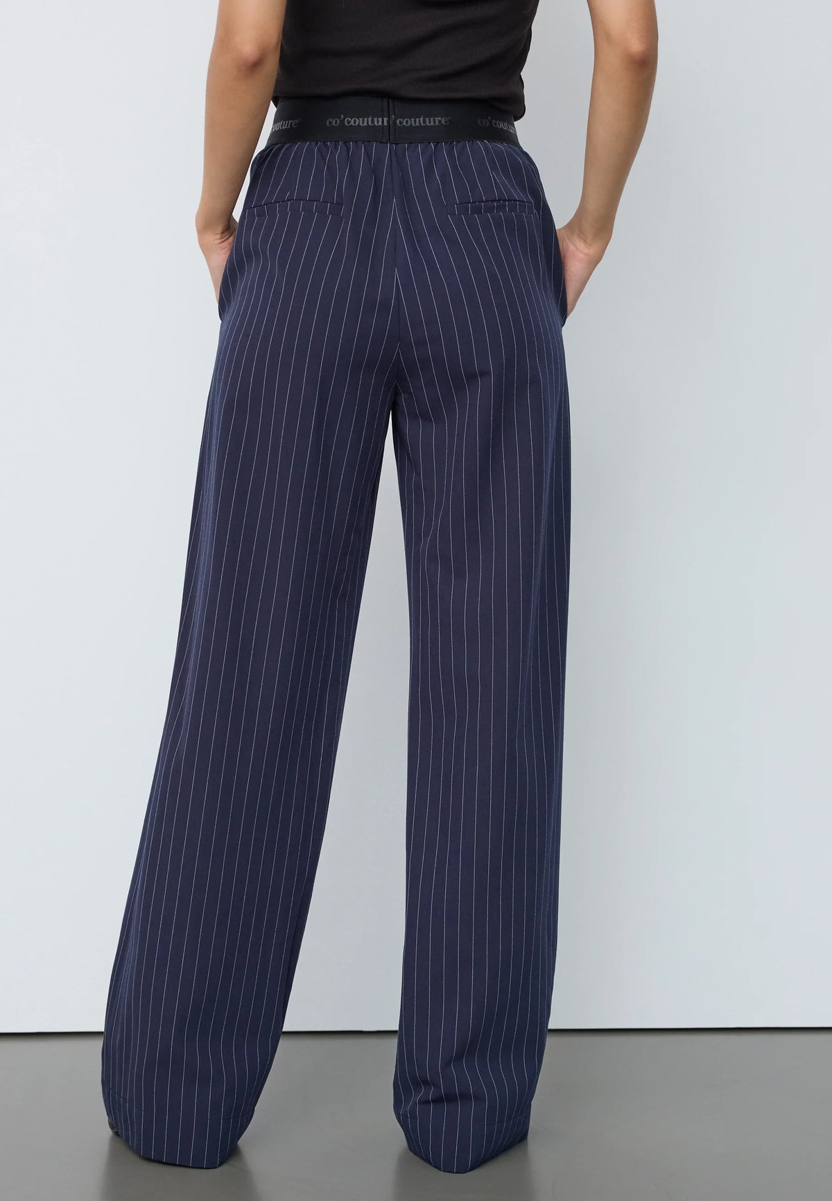 Co’Couture LicaCC Pin Pant -housut tummansinisellä liituraitakuosilla. Korkea vyötärö, leveät lahkeet ja mukava kuminauharesori.