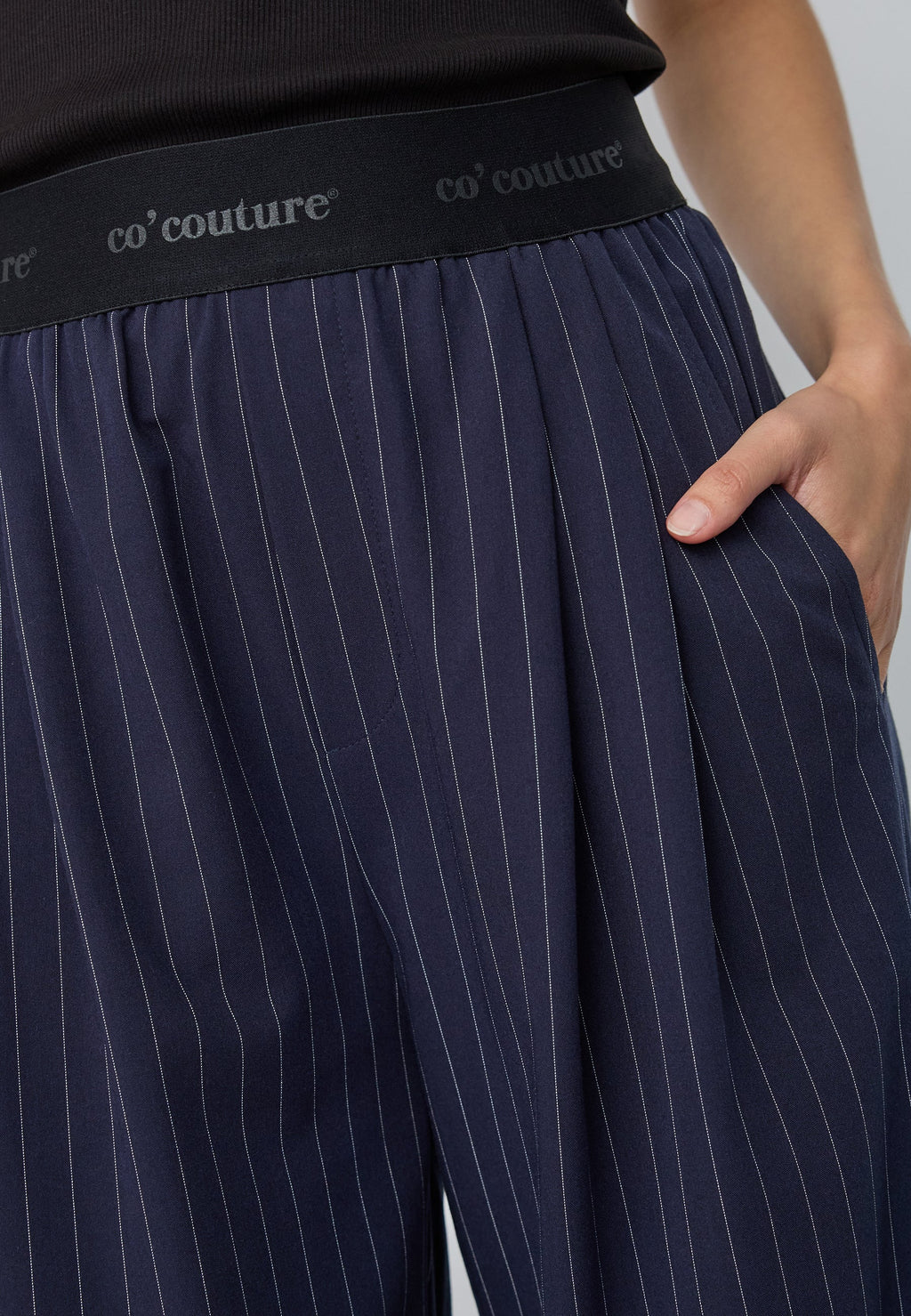 Co’Couture LicaCC Pin Pant -housut tummansinisellä liituraitakuosilla. Korkea vyötärö, leveät lahkeet ja mukava kuminauharesori.