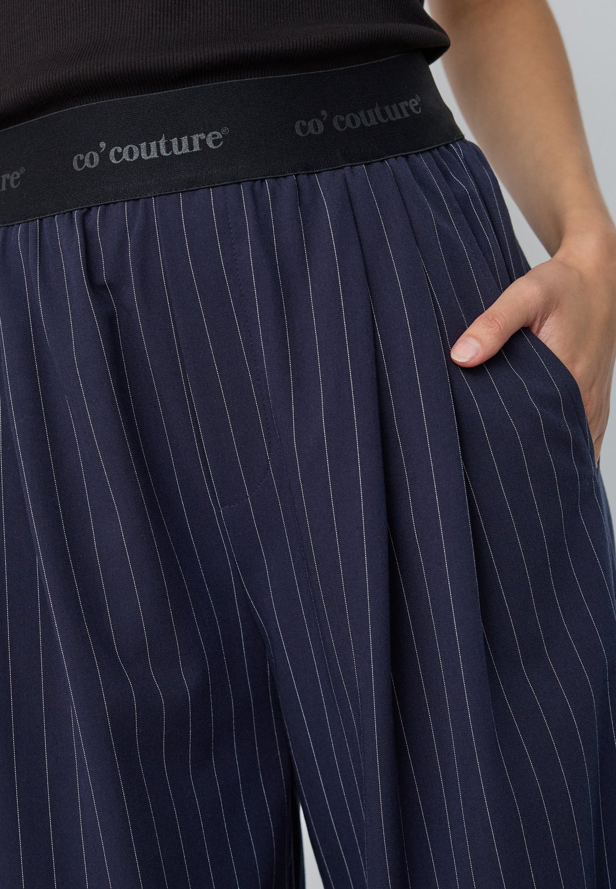 Co’Couture LicaCC Pin Pant -housut tummansinisellä liituraitakuosilla. Korkea vyötärö, leveät lahkeet ja mukava kuminauharesori.