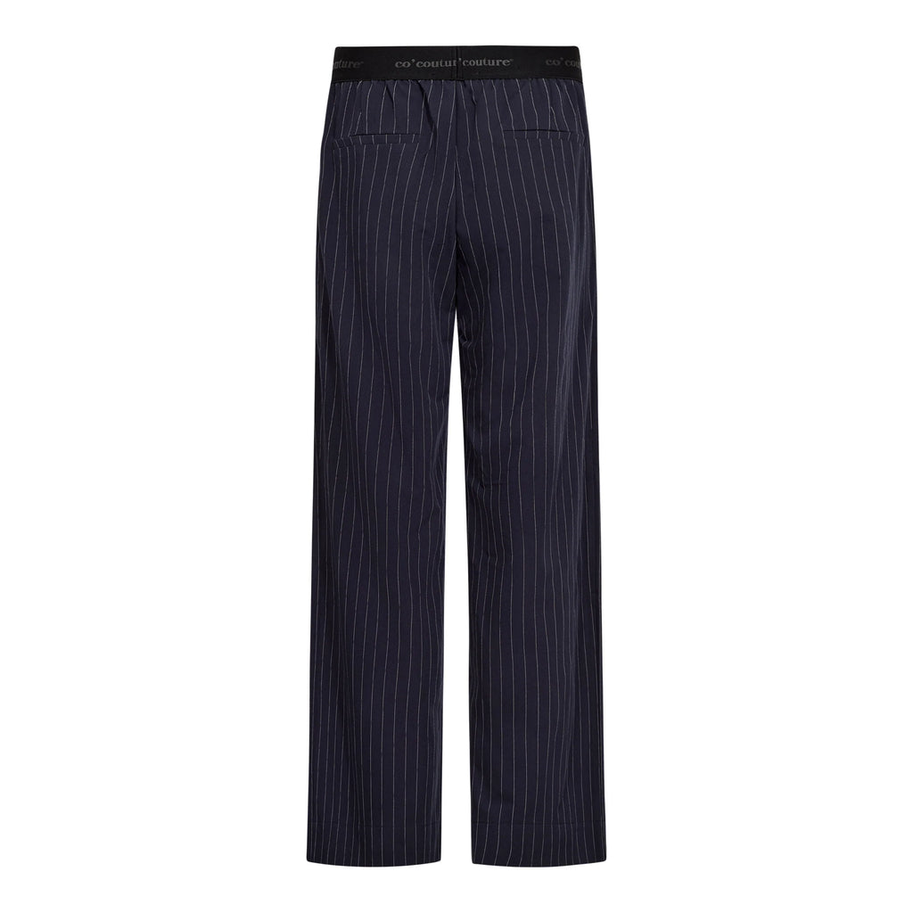 Co’Couture LicaCC Pin Pant -housut tummansinisellä liituraitakuosilla. Korkea vyötärö, leveät lahkeet ja mukava kuminauharesori.