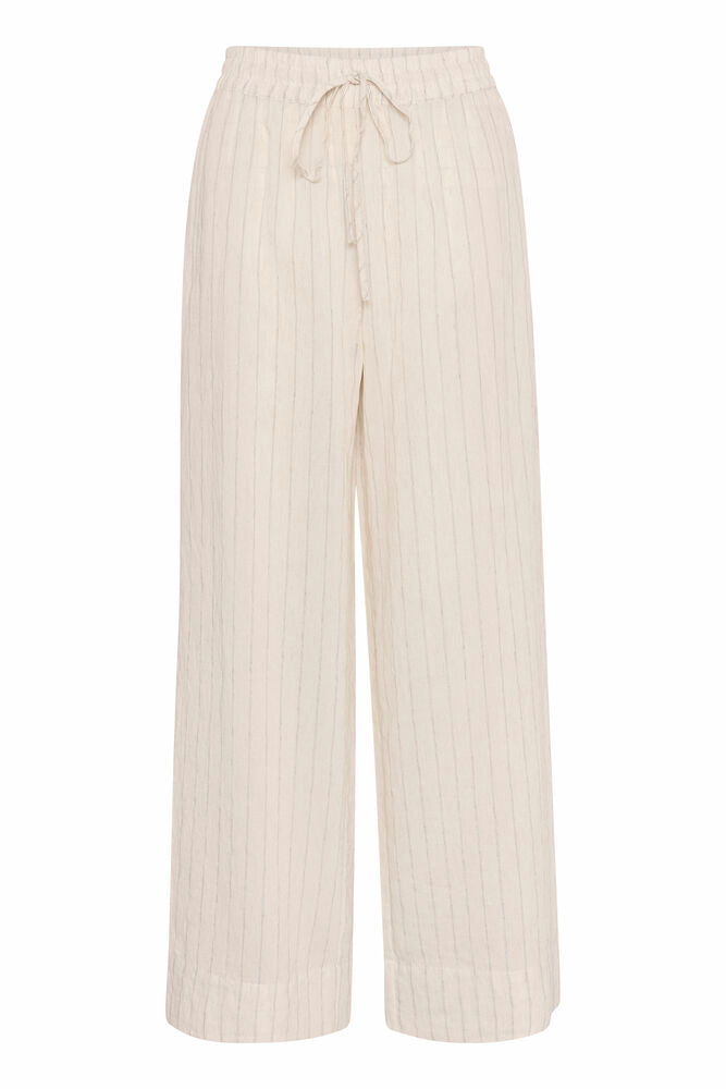 LimaMW Wide Pant -housut ovat täydellinen valinta kesän huolettomaan pukeutumiseen. Kevyesti laskeutuva materiaali ja hillitty raitapinta tuovat housuihin raikasta ilmettä, joka toimii niin arjessa kuin lomatunnelmissa.