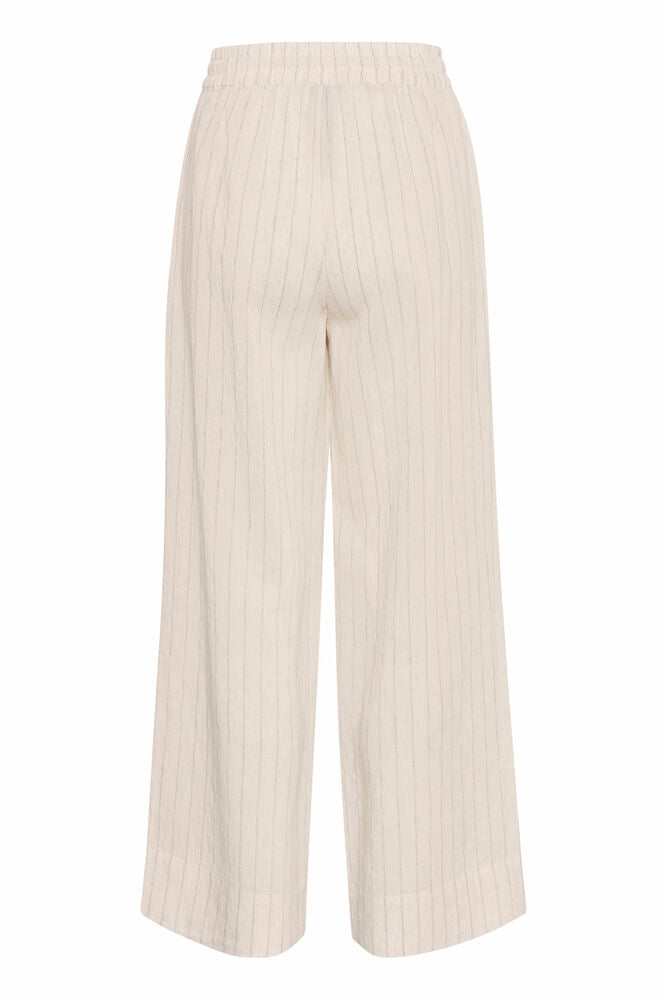 LimaMW Wide Pant -housut ovat täydellinen valinta kesän huolettomaan pukeutumiseen. Kevyesti laskeutuva materiaali ja hillitty raitapinta tuovat housuihin raikasta ilmettä, joka toimii niin arjessa kuin lomatunnelmissa.