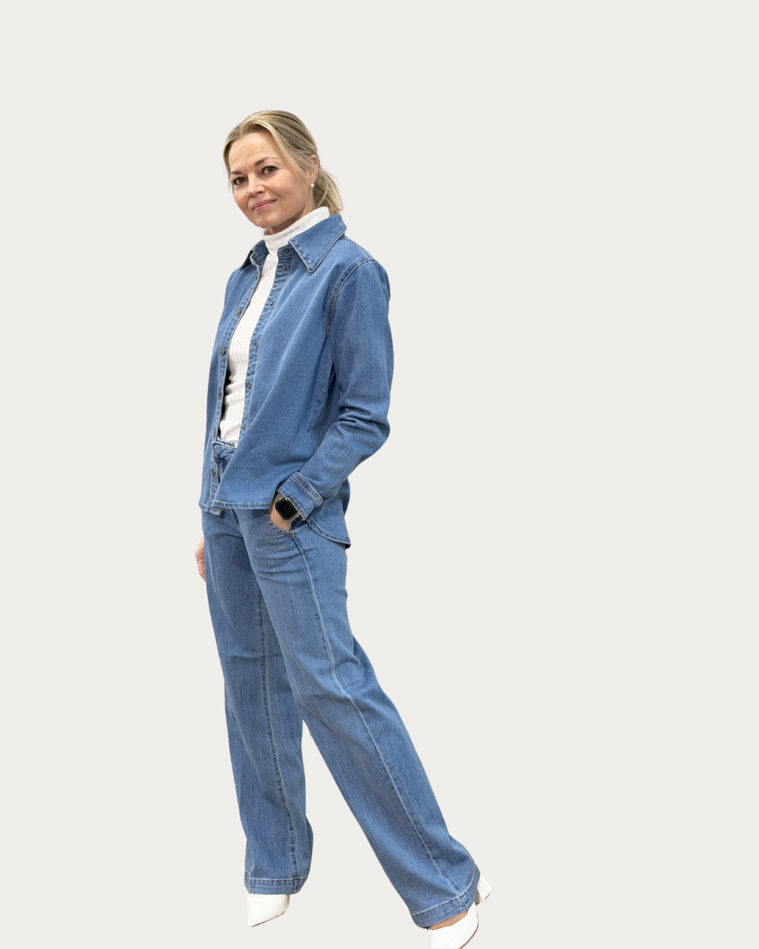 Tämä farkkupaita yhdistää klassisen ilmeen ja mukavan käyttötuntuman. Pehmeä kangas tekee paidasta miellyttävän päällä, ja se toimii yhtä hyvin takkina kuin peruspaitana.
