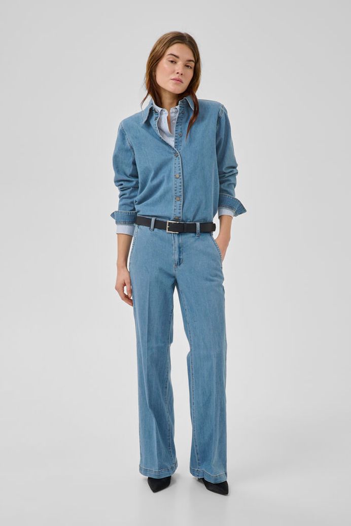 Tämä farkkupaita yhdistää klassisen ilmeen ja mukavan käyttötuntuman. Pehmeä kangas tekee paidasta miellyttävän päällä, ja se toimii yhtä hyvin takkina kuin peruspaitana.