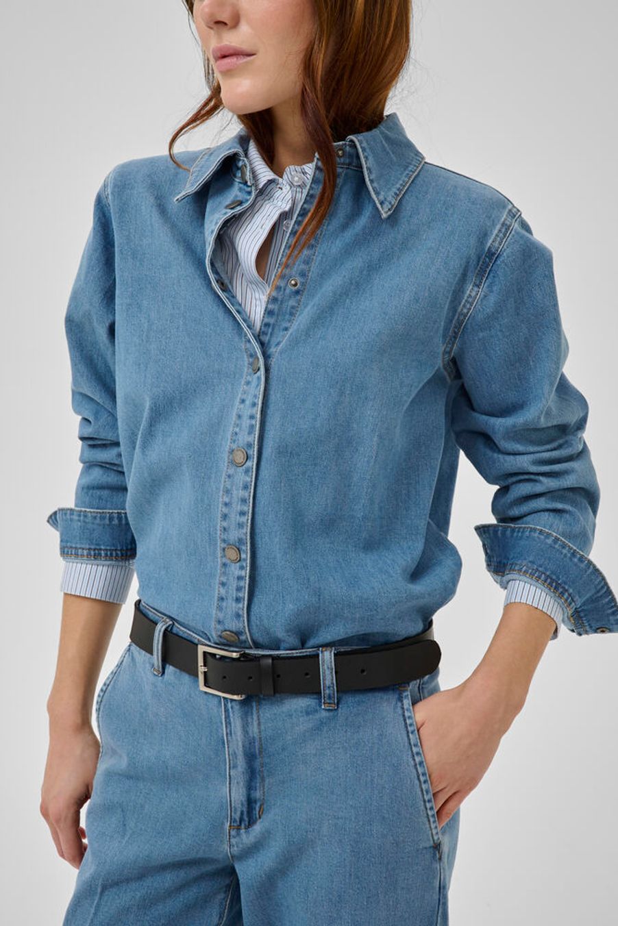 Tämä farkkupaita yhdistää klassisen ilmeen ja mukavan käyttötuntuman. Pehmeä kangas tekee paidasta miellyttävän päällä, ja se toimii yhtä hyvin takkina kuin peruspaitana.