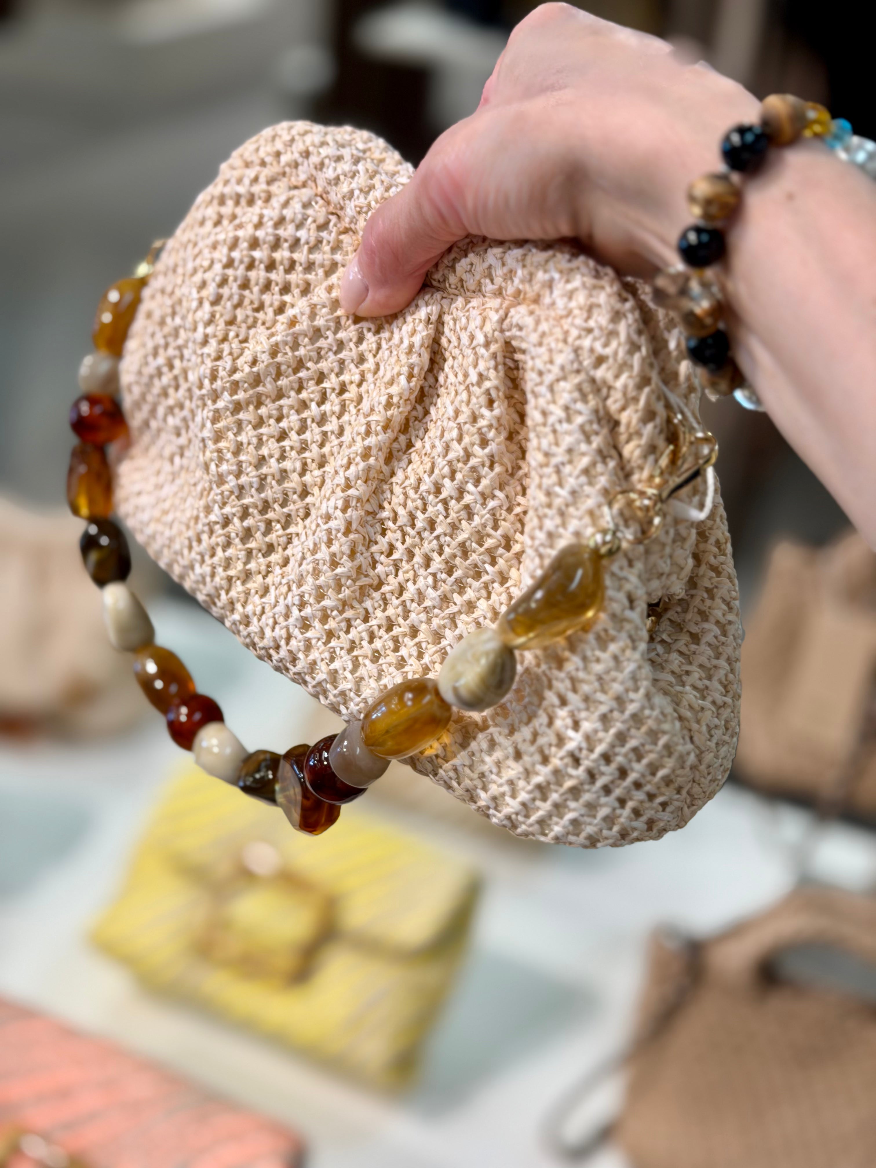 Loelle Bead Bag on persoonallinen ja kaunis laukku, joka tuo asuun ripauksen näyttävyyttä ja leikkisää ylellisyyttä. Laukun kaunis helmikahva toimii katseenvangitsijana, ja sen voi irrottaa sekä käyttää halutessaan myös kaulakoruna.