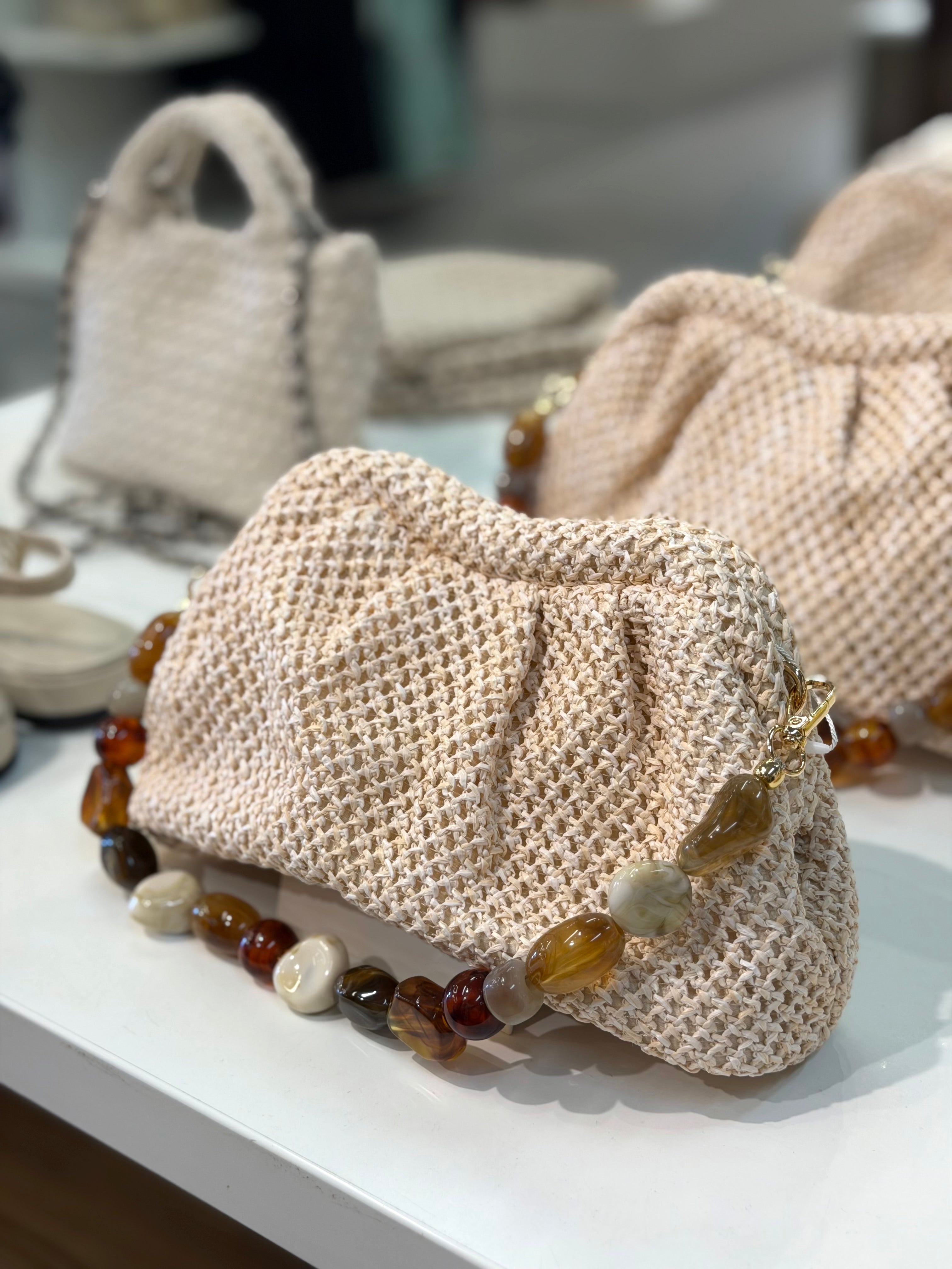 Loelle Bead Bag on persoonallinen ja kaunis laukku, joka tuo asuun ripauksen näyttävyyttä ja leikkisää ylellisyyttä. Laukun kaunis helmikahva toimii katseenvangitsijana, ja sen voi irrottaa sekä käyttää halutessaan myös kaulakoruna.
