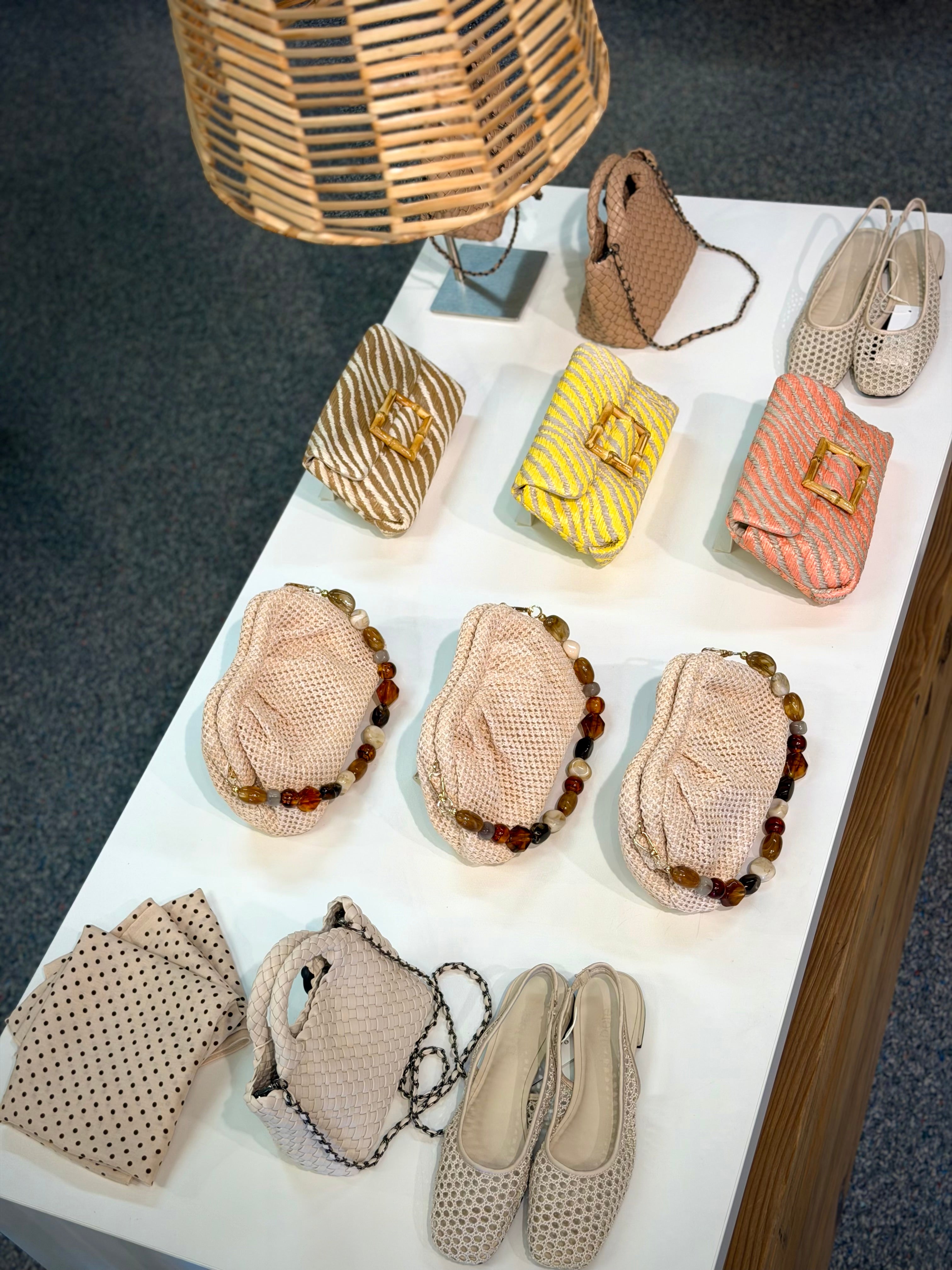 Loelle Bead Bag on persoonallinen ja kaunis laukku, joka tuo asuun ripauksen näyttävyyttä ja leikkisää ylellisyyttä. Laukun kaunis helmikahva toimii katseenvangitsijana, ja sen voi irrottaa sekä käyttää halutessaan myös kaulakoruna.