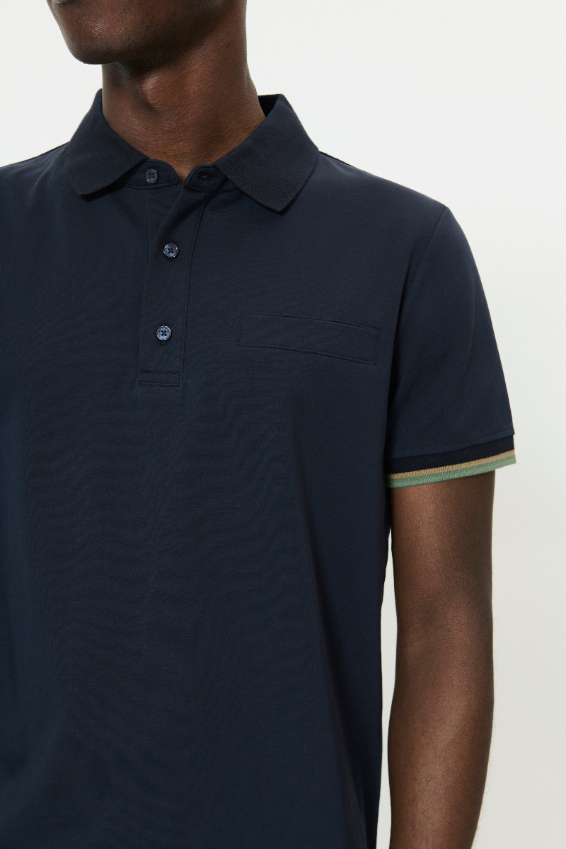 Lyhythihainen pikeepaita klassisella napillisella kauluksella ja tyylikkään sporttisella otteella. Paidassa on pieni rintatasku ja hihansuissa raidoitetut resorit. Valmistettu hengittävästä, joustavasta ja iholle miellyttävän tuntoisesta materiaalista.&nbsp;&nbsp;