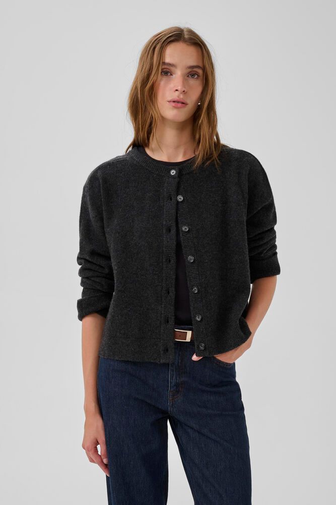 Tämä 100 % villainen neuletakki on vaatekaapin peruspilari. Tuote on sellainen, johon palaat vuodesta toiseen. Klassinen napitus ja vyötärön alapuolelle ulottuva pituus tekevät mallista ajattoman ja helposti yhdisteltävän.