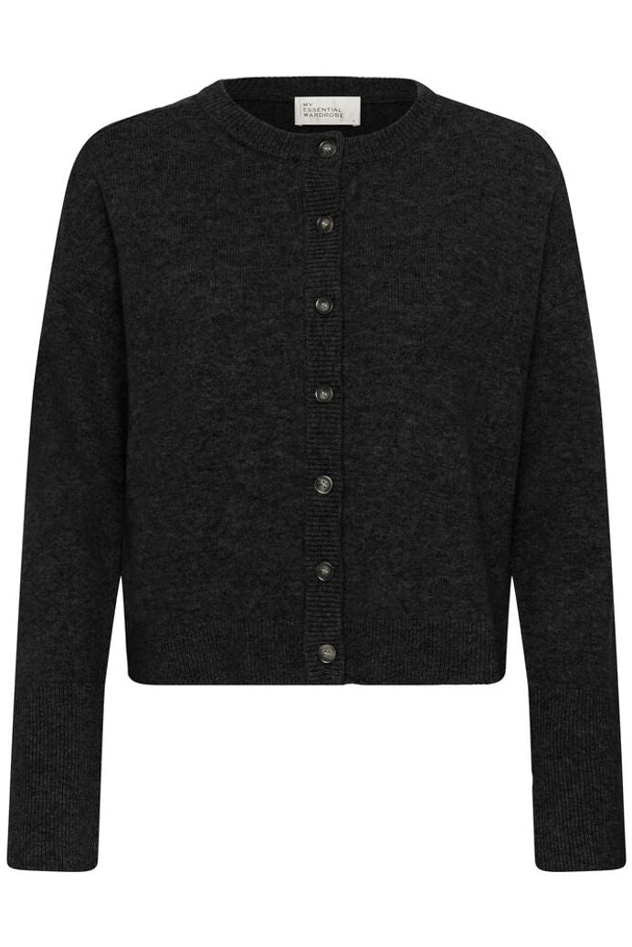 Tämä 100 % villainen neuletakki on vaatekaapin peruspilari. Tuote on sellainen, johon palaat vuodesta toiseen. Klassinen napitus ja vyötärön alapuolelle ulottuva pituus tekevät mallista ajattoman ja helposti yhdisteltävän.