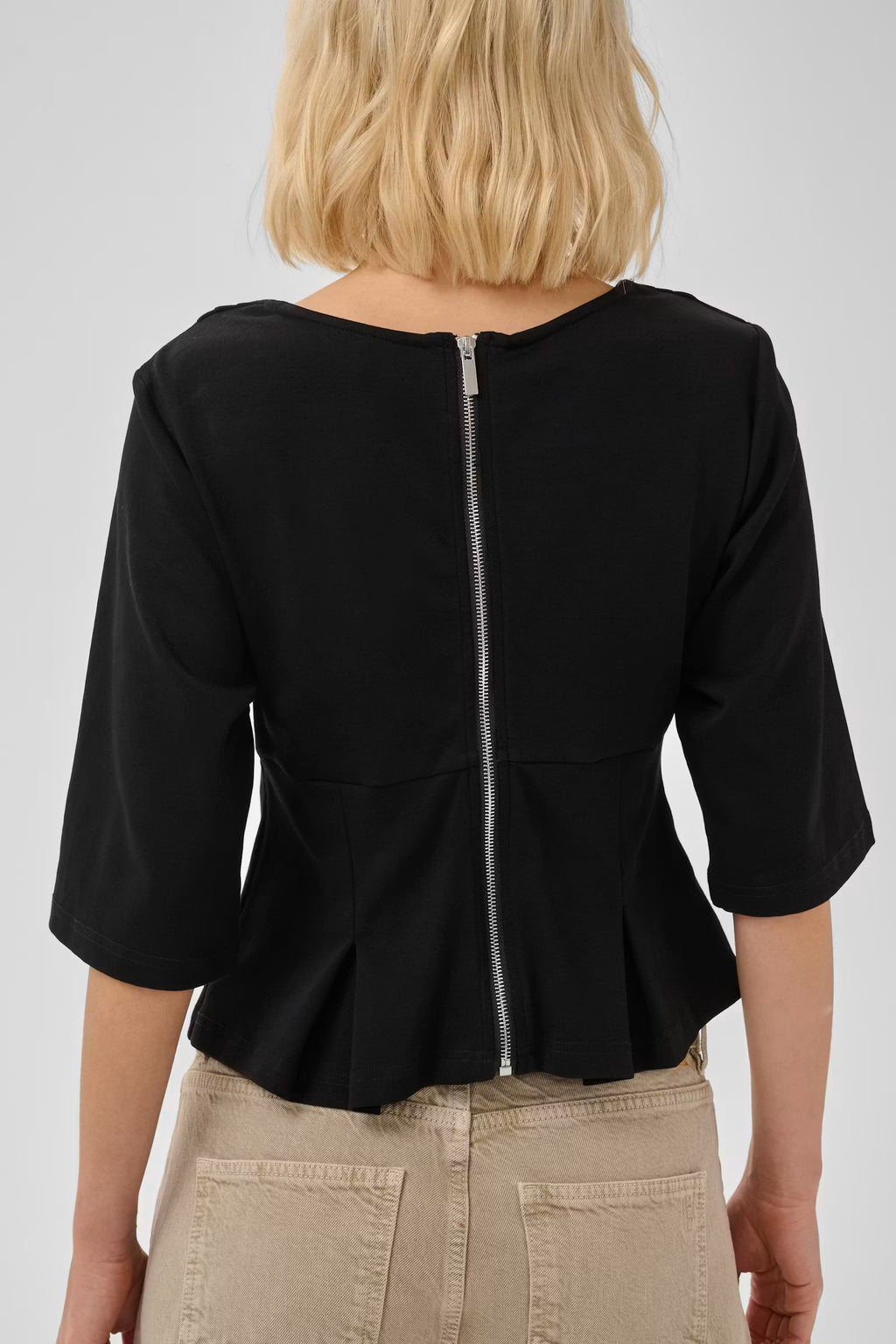 Co'Couture Sculpted Peplum Top on vartaloa myötäilevä peplum-pusero. Muotoon ommellut saumat, joustava puuvilla ja ajaton tyyli arkeen sekä juhlaan.