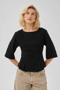 Co'Couture Sculpted Peplum Top on vartaloa myötäilevä peplum-pusero. Muotoon ommellut saumat, joustava puuvilla ja ajaton tyyli arkeen sekä juhlaan.
