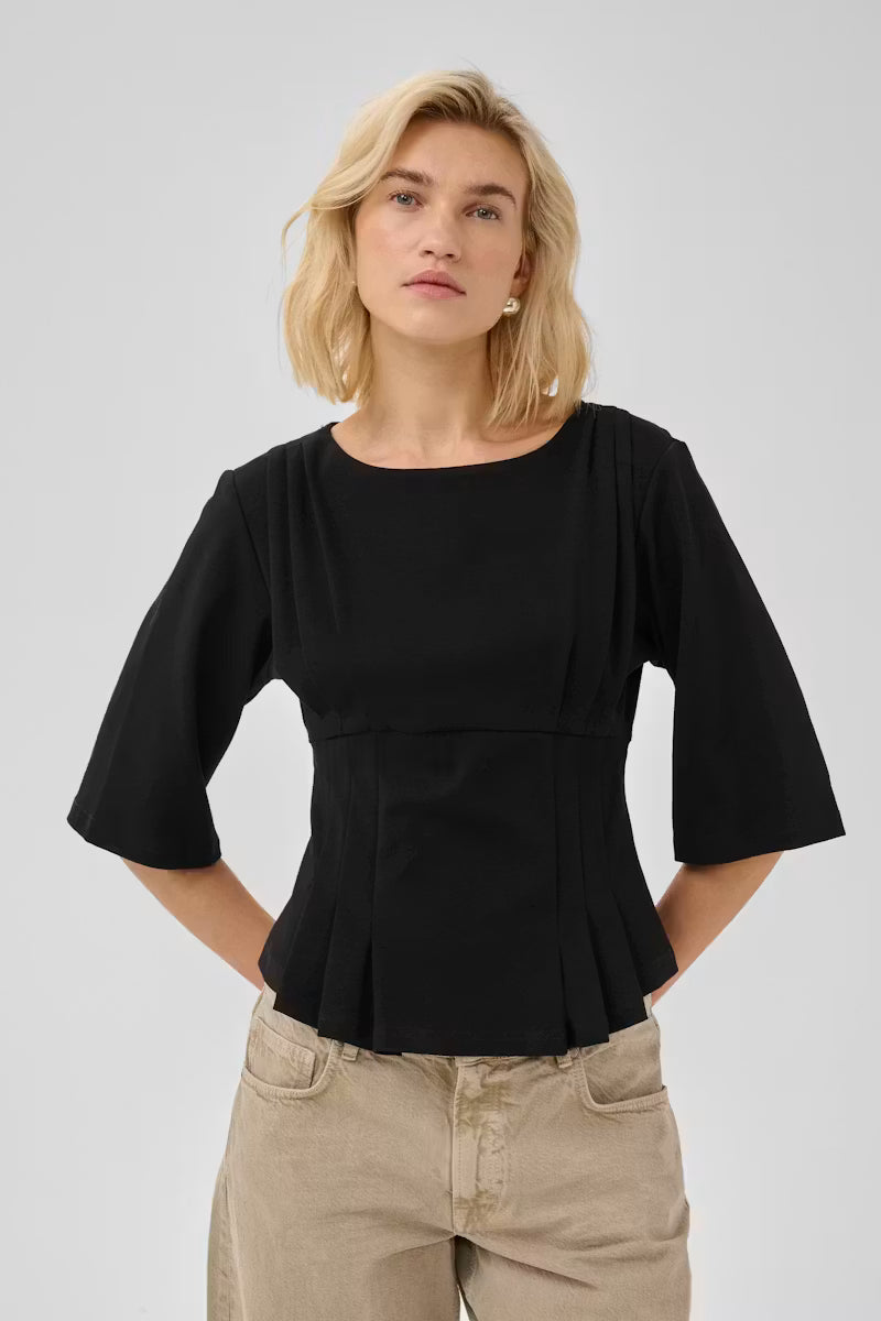 Co'Couture Sculpted Peplum Top on vartaloa myötäilevä peplum-pusero. Muotoon ommellut saumat, joustava puuvilla ja ajaton tyyli arkeen sekä juhlaan.