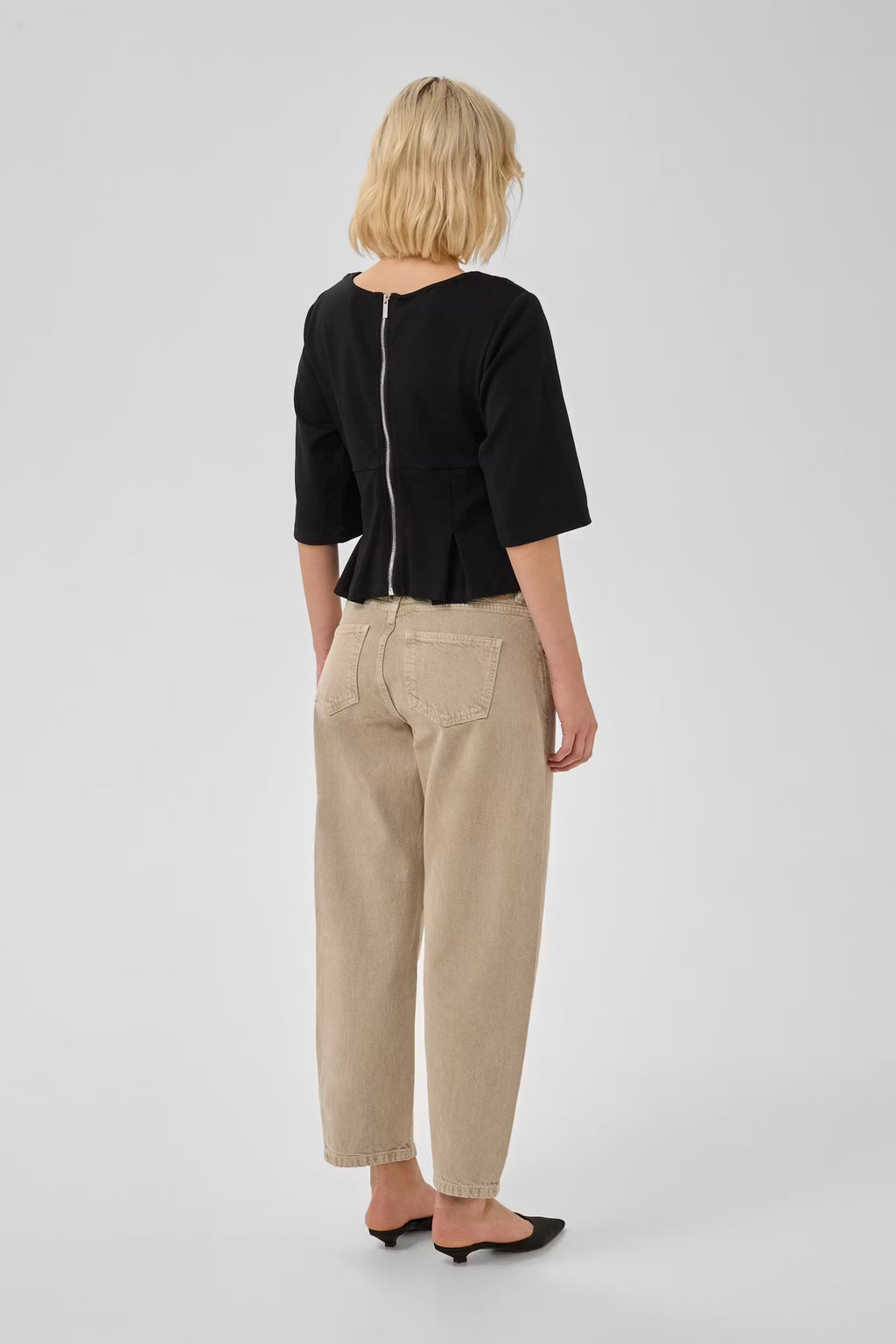 Co'Couture Sculpted Peplum Top on vartaloa myötäilevä peplum-pusero. Muotoon ommellut saumat, joustava puuvilla ja ajaton tyyli arkeen sekä juhlaan.
