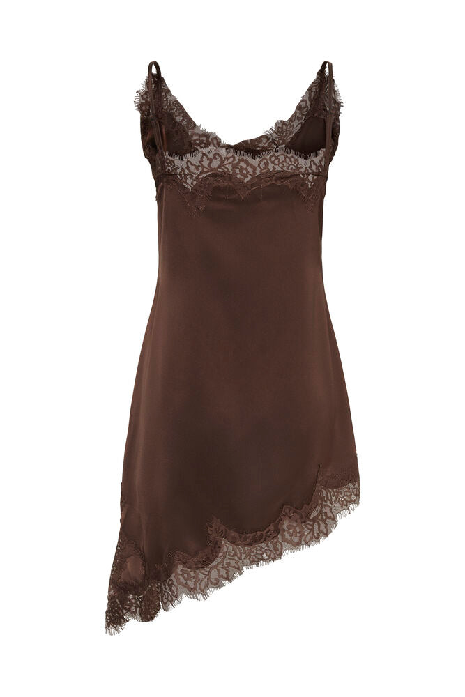 MWBrenda Lace Dress on hihaton ja feminiininen pitsimekko viistolla helmalla. Kauniit pitsiyksityiskohdat pääntiessä ja helmassa viimeistelevät mallin.