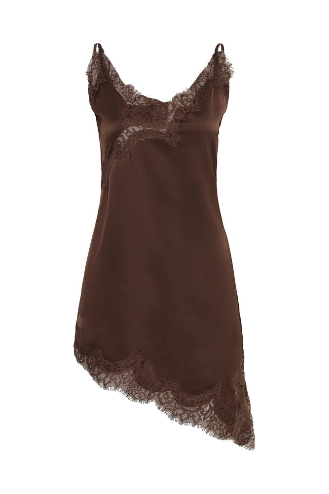 MWBrenda Lace Dress on hihaton ja feminiininen pitsimekko viistolla helmalla. Kauniit pitsiyksityiskohdat pääntiessä ja helmassa viimeistelevät mallin.