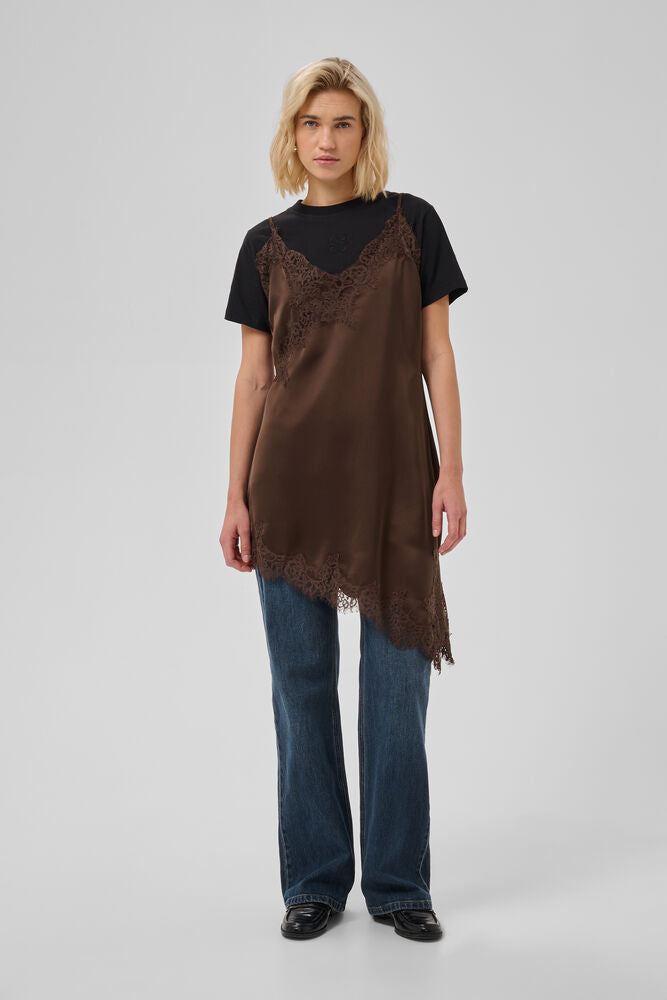 MWBrenda Lace Dress on hihaton ja feminiininen pitsimekko viistolla helmalla. Kauniit pitsiyksityiskohdat pääntiessä ja helmassa viimeistelevät mallin.